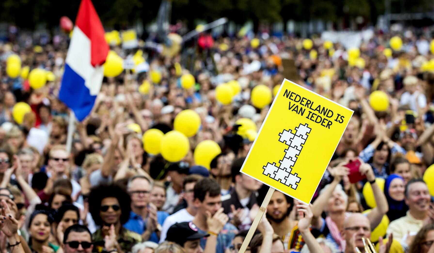 Publiek op het Museumplein tijdens de manifestatie van IEDER1. Met de parade en manifestatie wil de organisatie de etnische en culturele diversiteit in Nederland vieren.