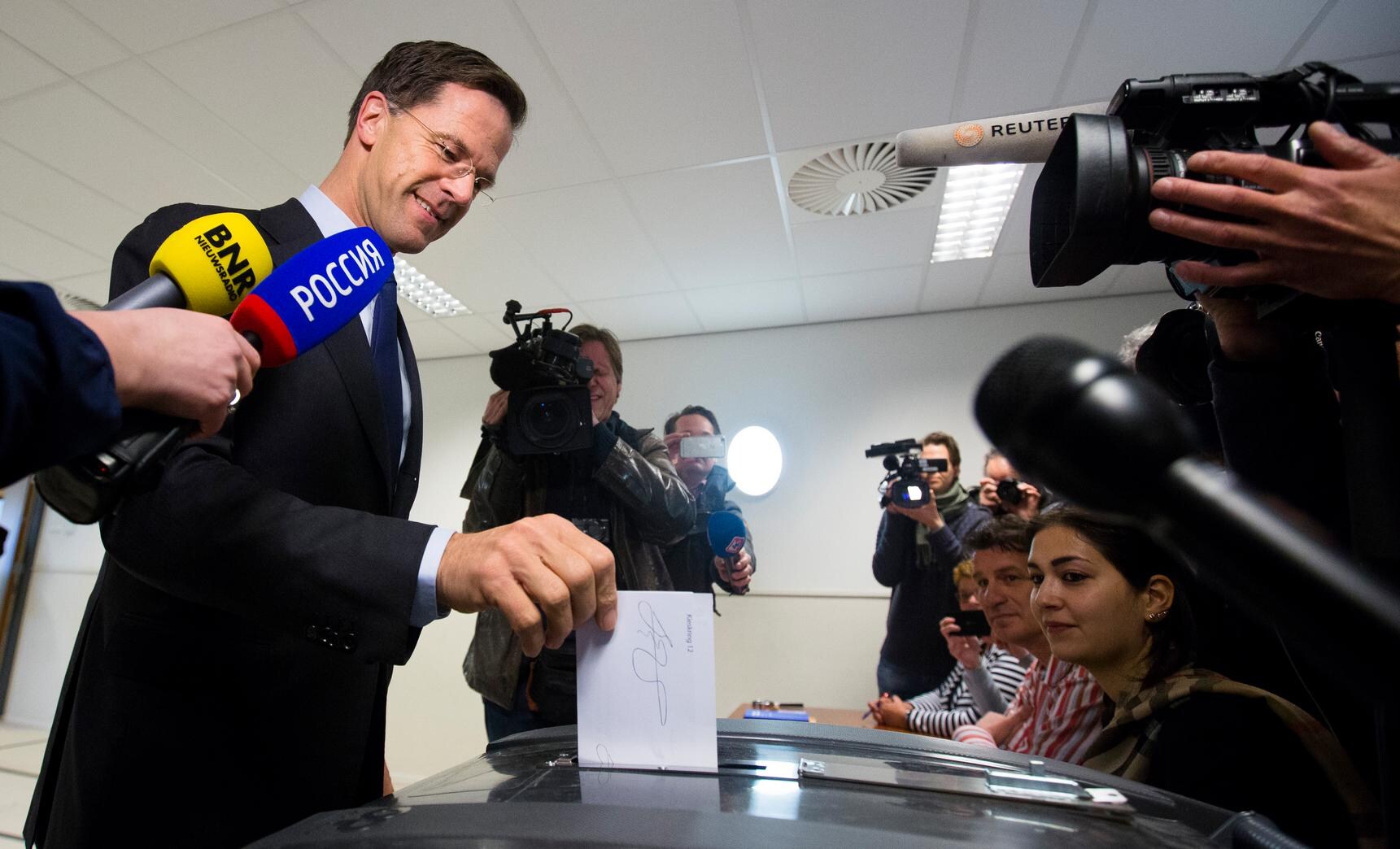 VVD-leider Mark Rutte brengt een stem uit tijdens het referendum over het associatieverdrag van de EU met Oekraine.