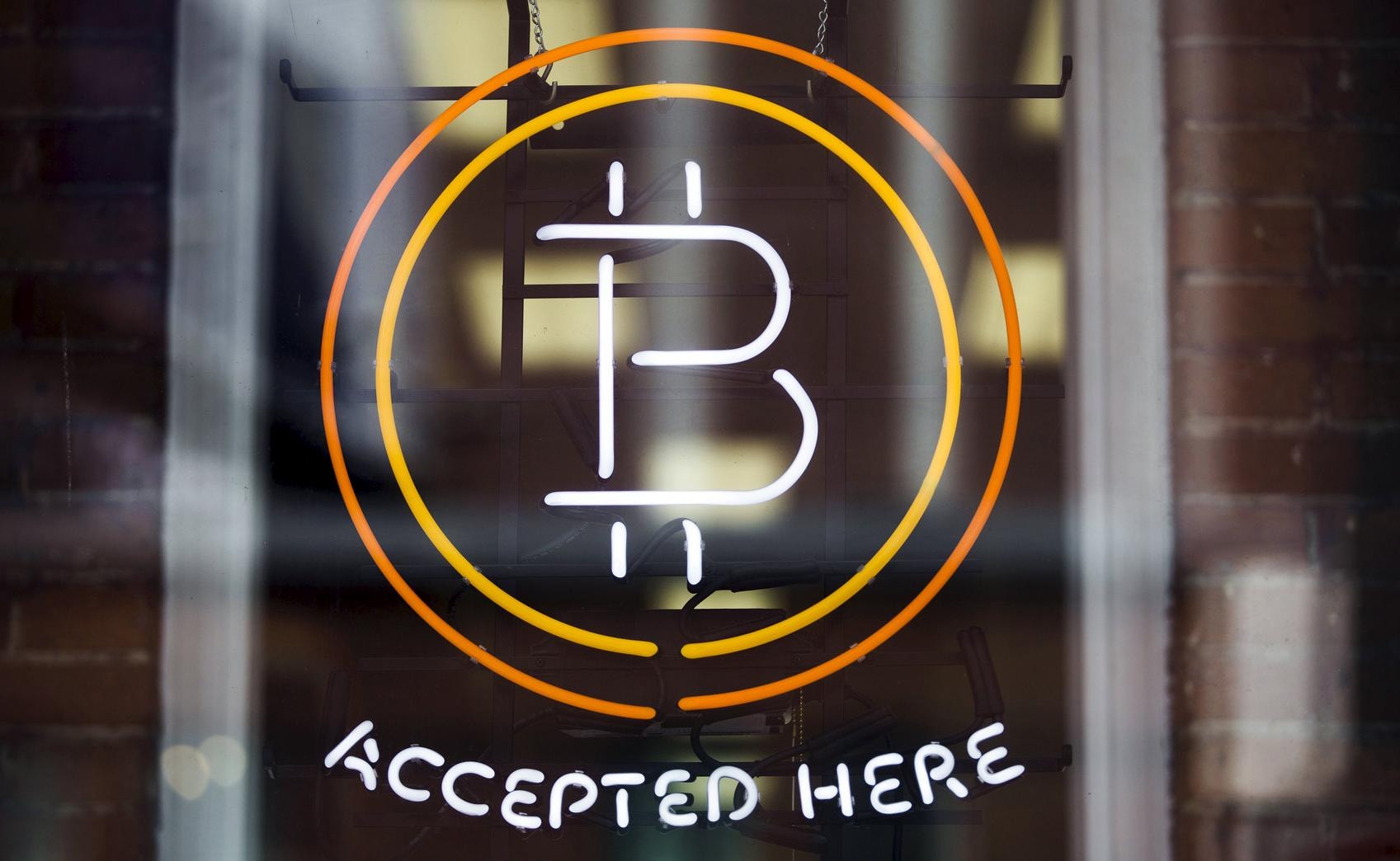 Waarde bitcoin passeert grens van 1.000 dollar | de Volkskrant