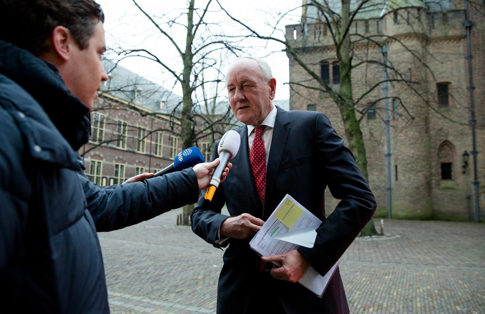 Remkes' commissie kijkt of ons parlementair stelsel nog bij de tijd is ...