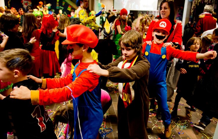 basisschoolkinderen-vieren-carnaval