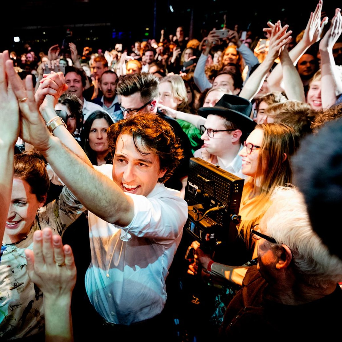 partijleider-jesse-klaver-op-weg-naar-het-podium-in-de-melkw