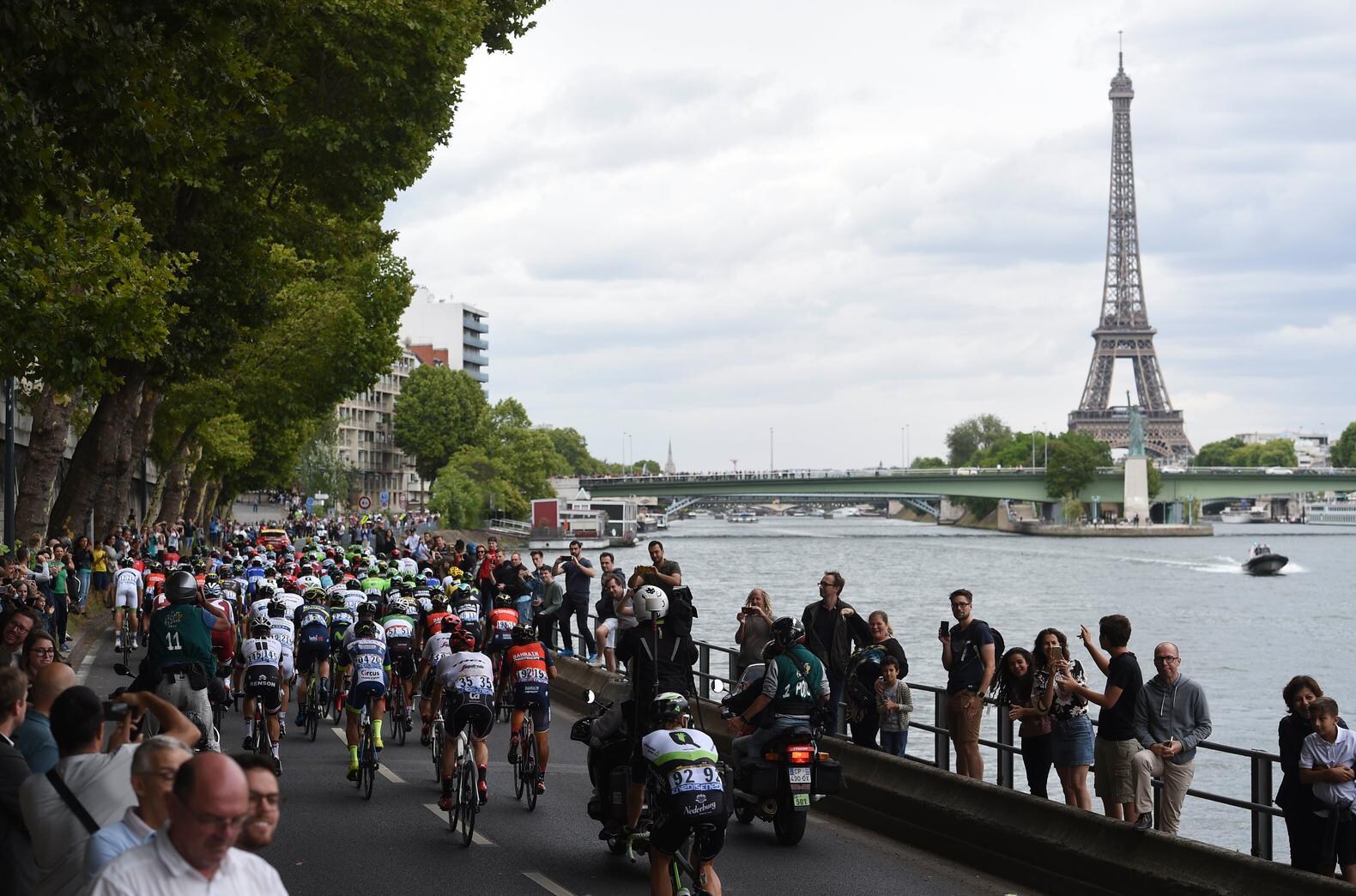 Teruglezen Tour - Machtige Groenewegen wint op Champs-Élysées: 'Sprint duurde eeuwigheid'