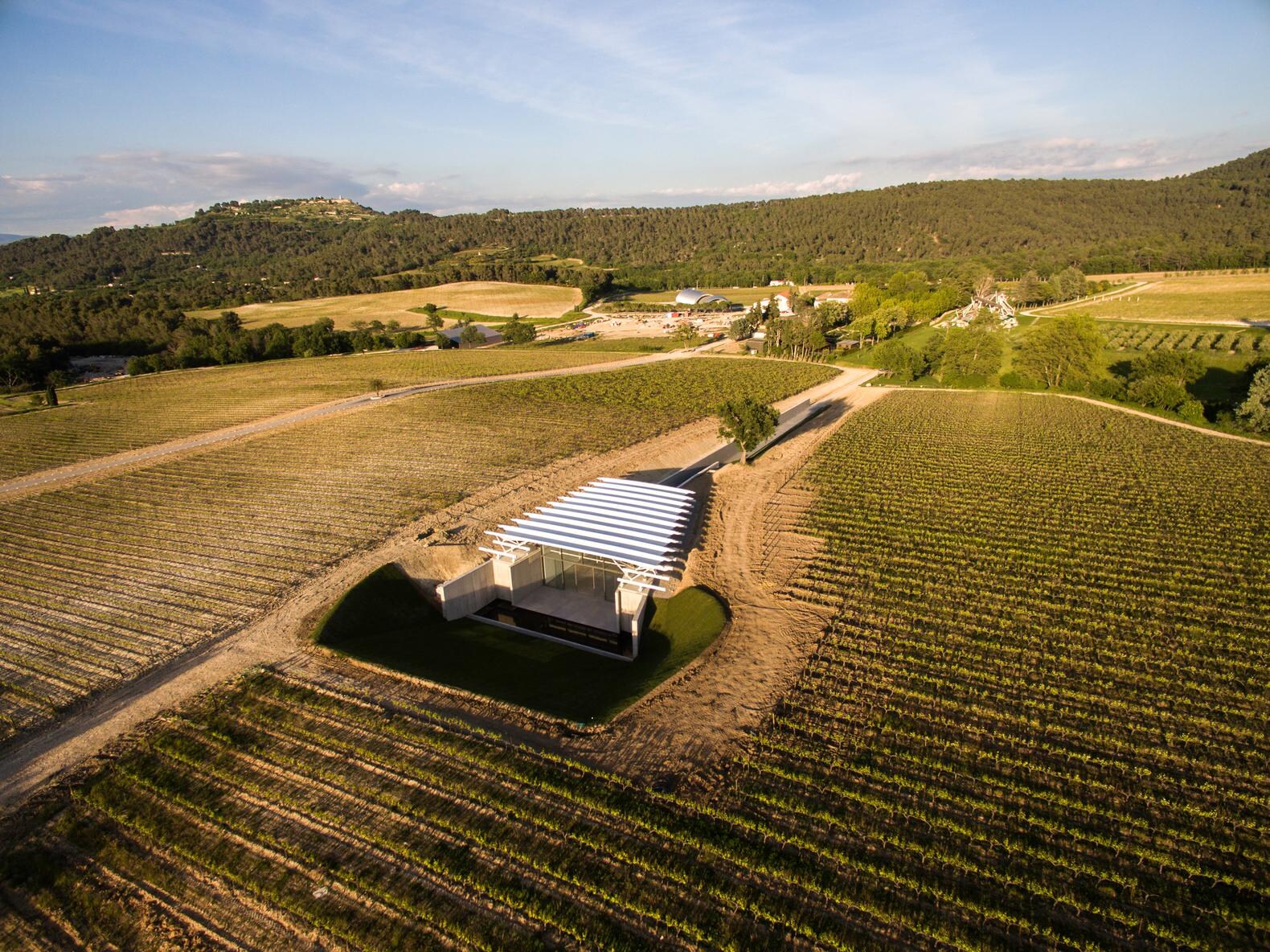 Het nieuwe fotopaviljoen bij Chateau La Coste van de Italiaanse architect Renzo Piano.