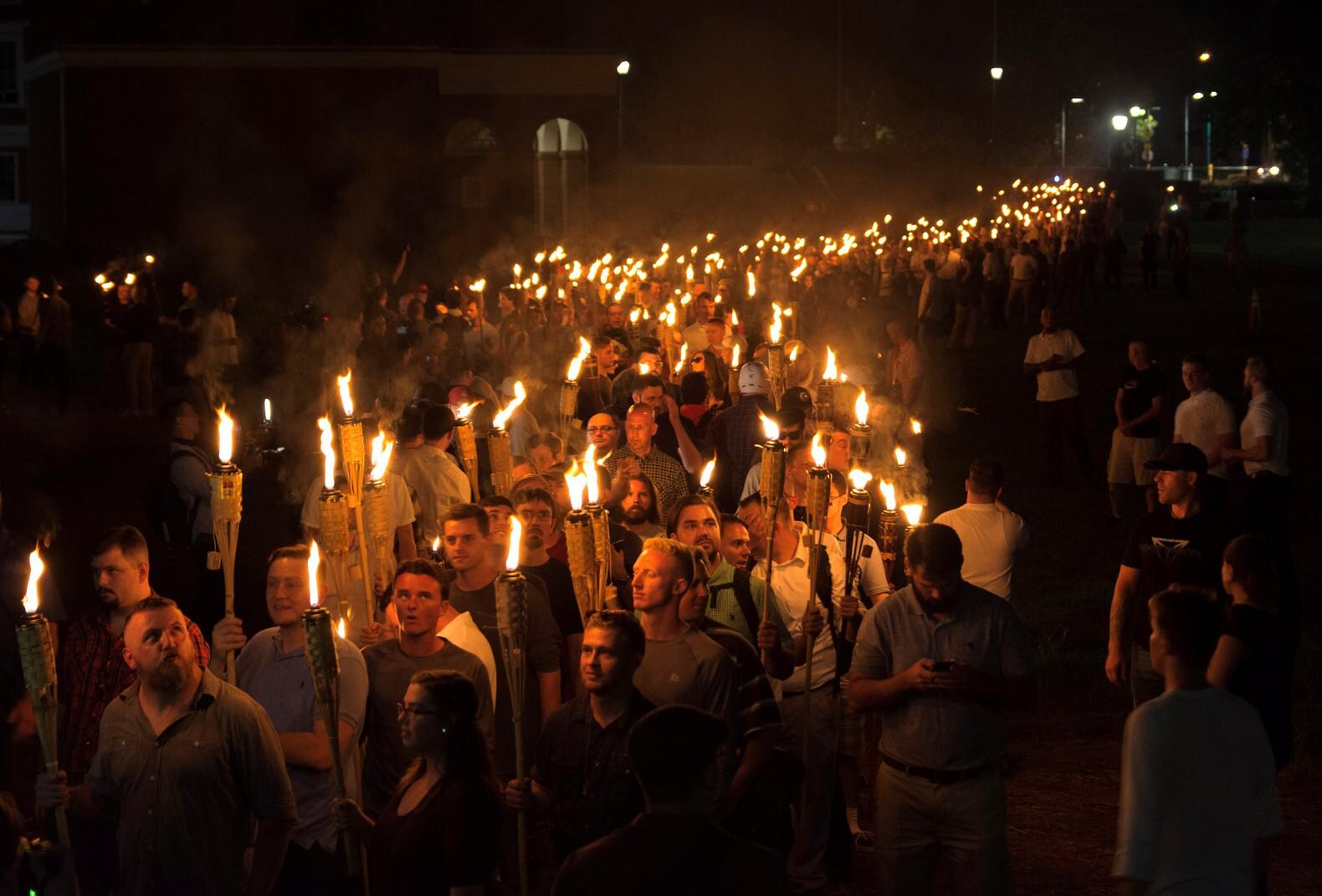 Burgemeester Mike Signer van Charlottesville veroordeelde de mars van vrijdagavond op Facebook als een 'laffe parade van haat, racisme en intolerantie'.