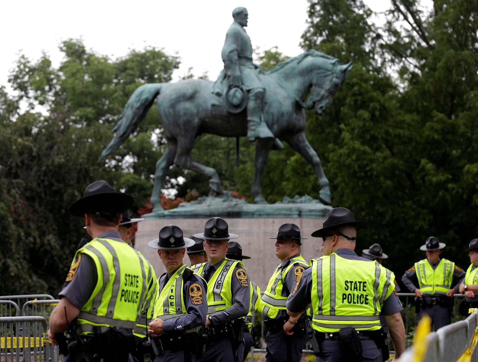 Agenten rond het gewraakte standbeeld van Robert E. Lee.