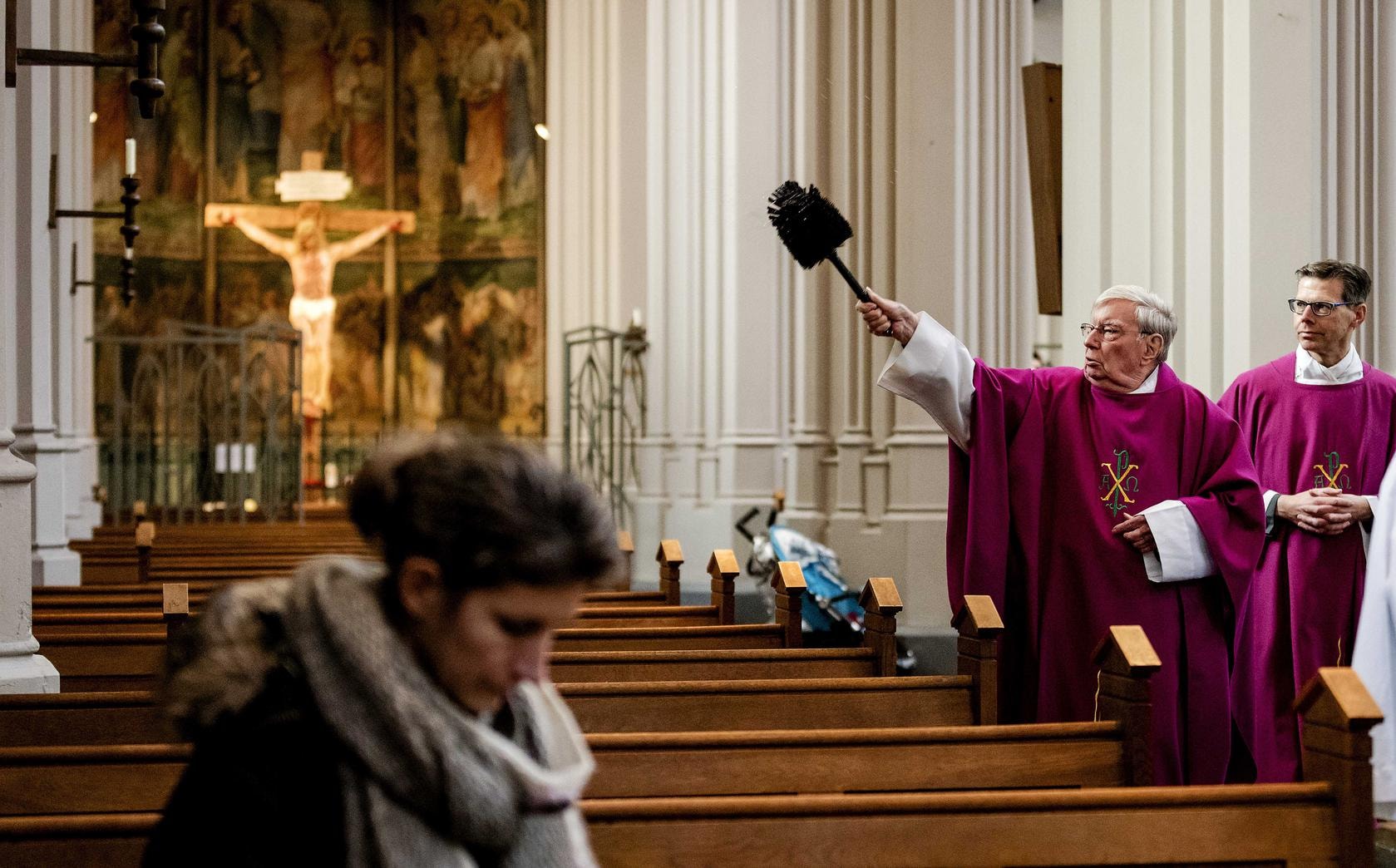 Porno filmen in de kerk? Dat mag (maar Kim Holland doet het niet meer) | de  Volkskrant