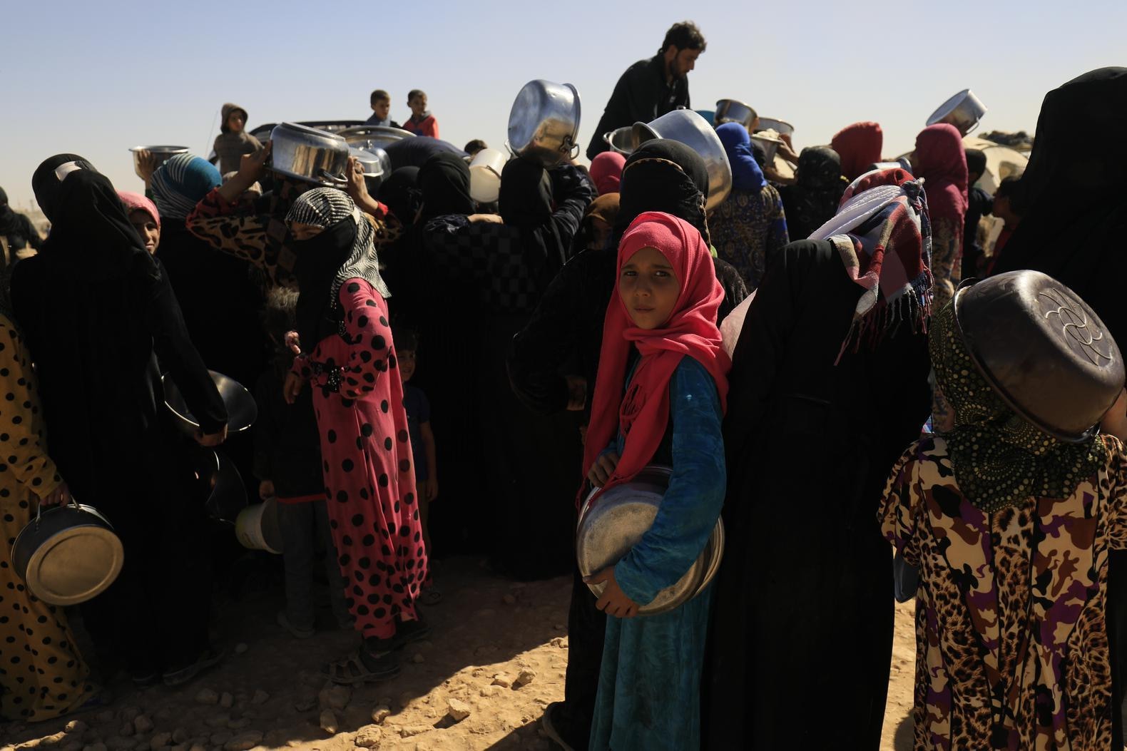 Familie: Nederland doet niks voor terugkeer vrouwen en kinderen uit IS-gebieden