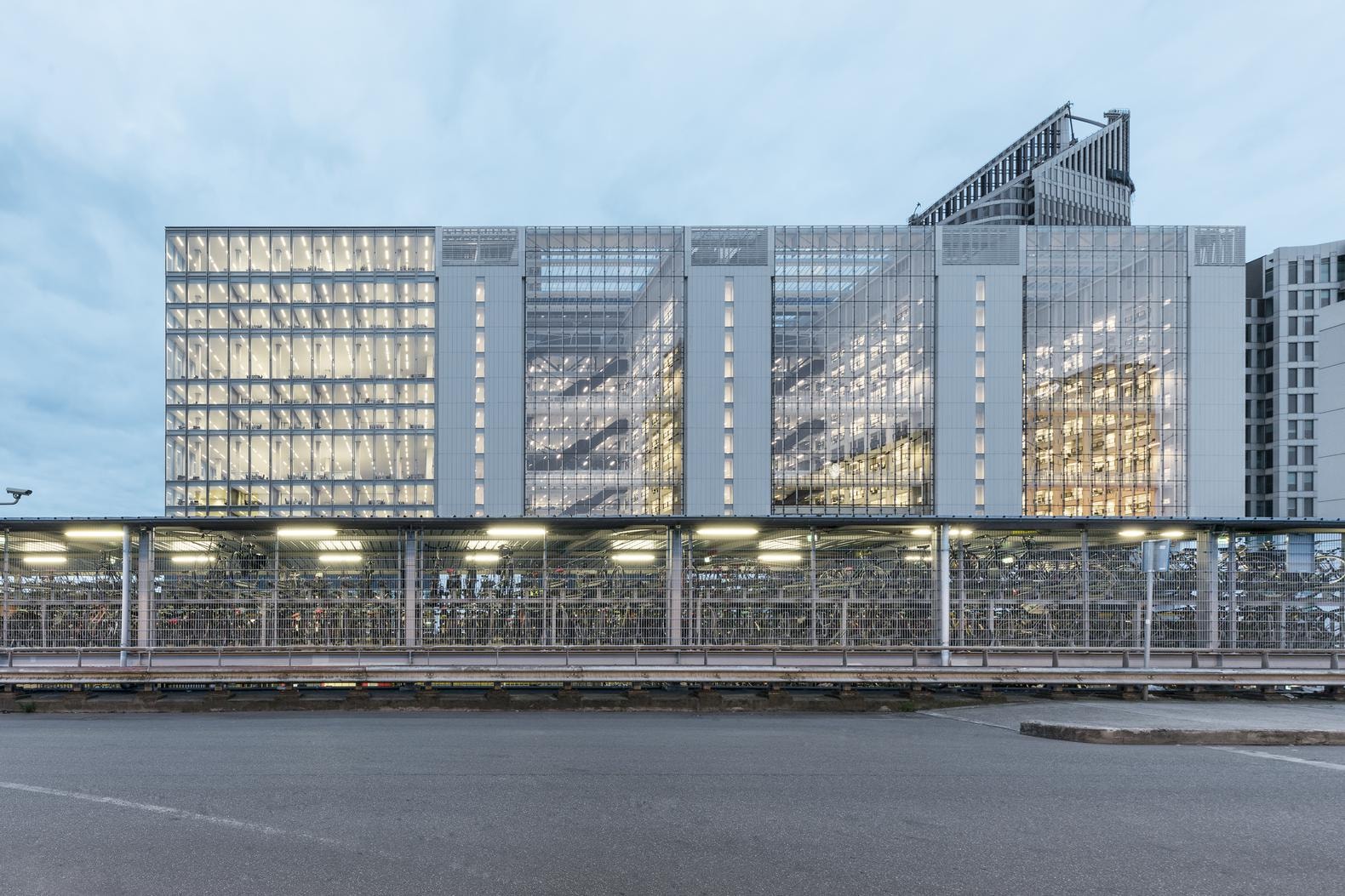 Gele roltrappen, weinig kleur en transparantie: zo vernieuwde OMA het ...