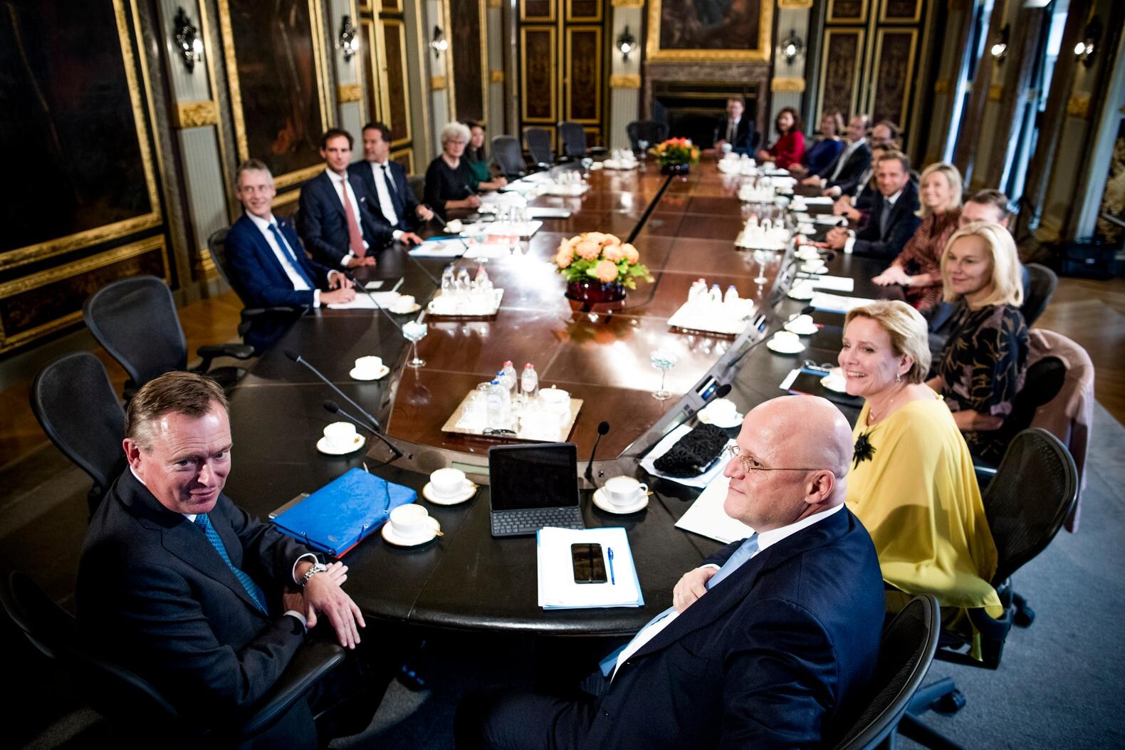 Hoe onbelangrijker een minister, hoe verder weg van Rutte | de Volkskrant