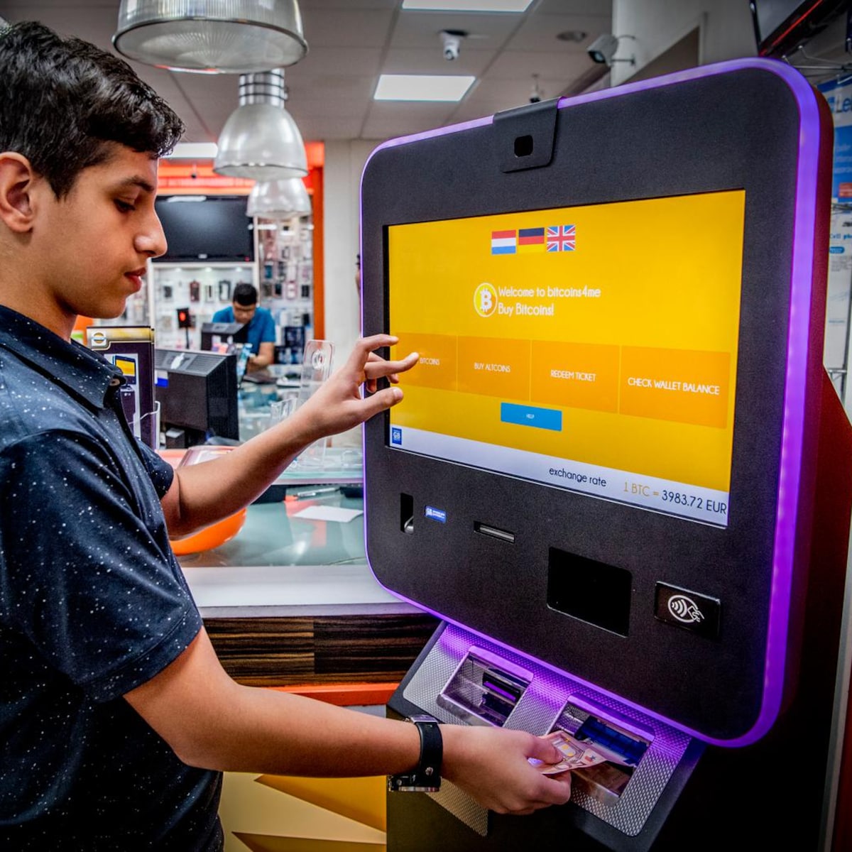 Openbaar Ministerie vreest dat bitcoin-automaat als witwasmachine wordt  gebruikt | de Volkskrant