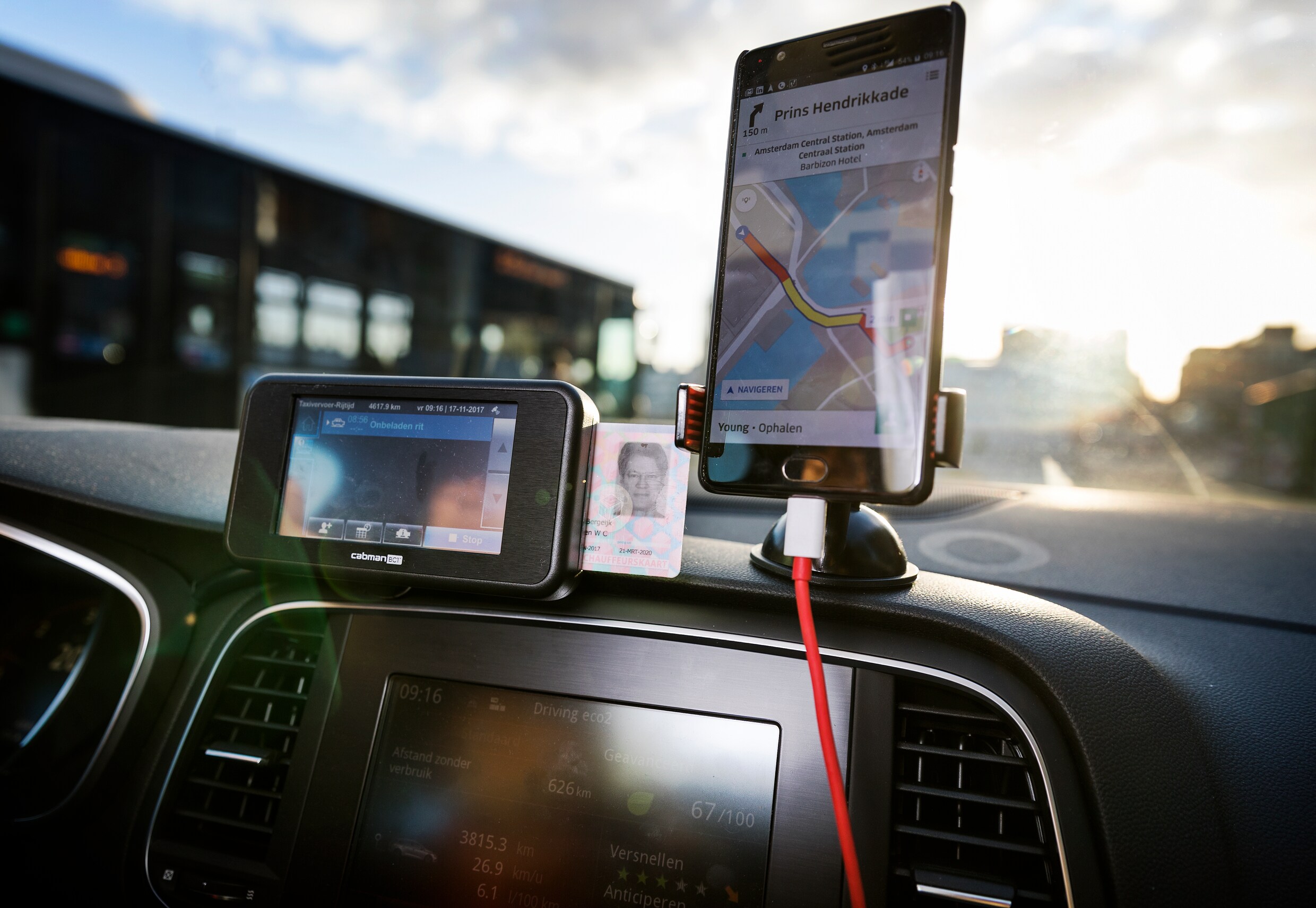 Veilig Verkeer Nederland wil in gesprek met Uber, Coolblue en Picnic over gevaarlijk rijgedrag