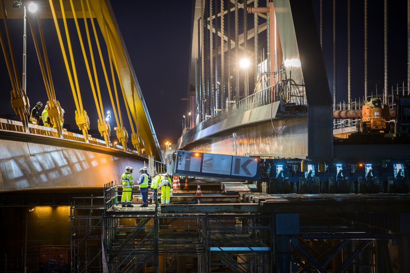 Plaatsing nieuwe spoorbrug over Amsterdam-Rijnkanaal uren vertraagd door laag water