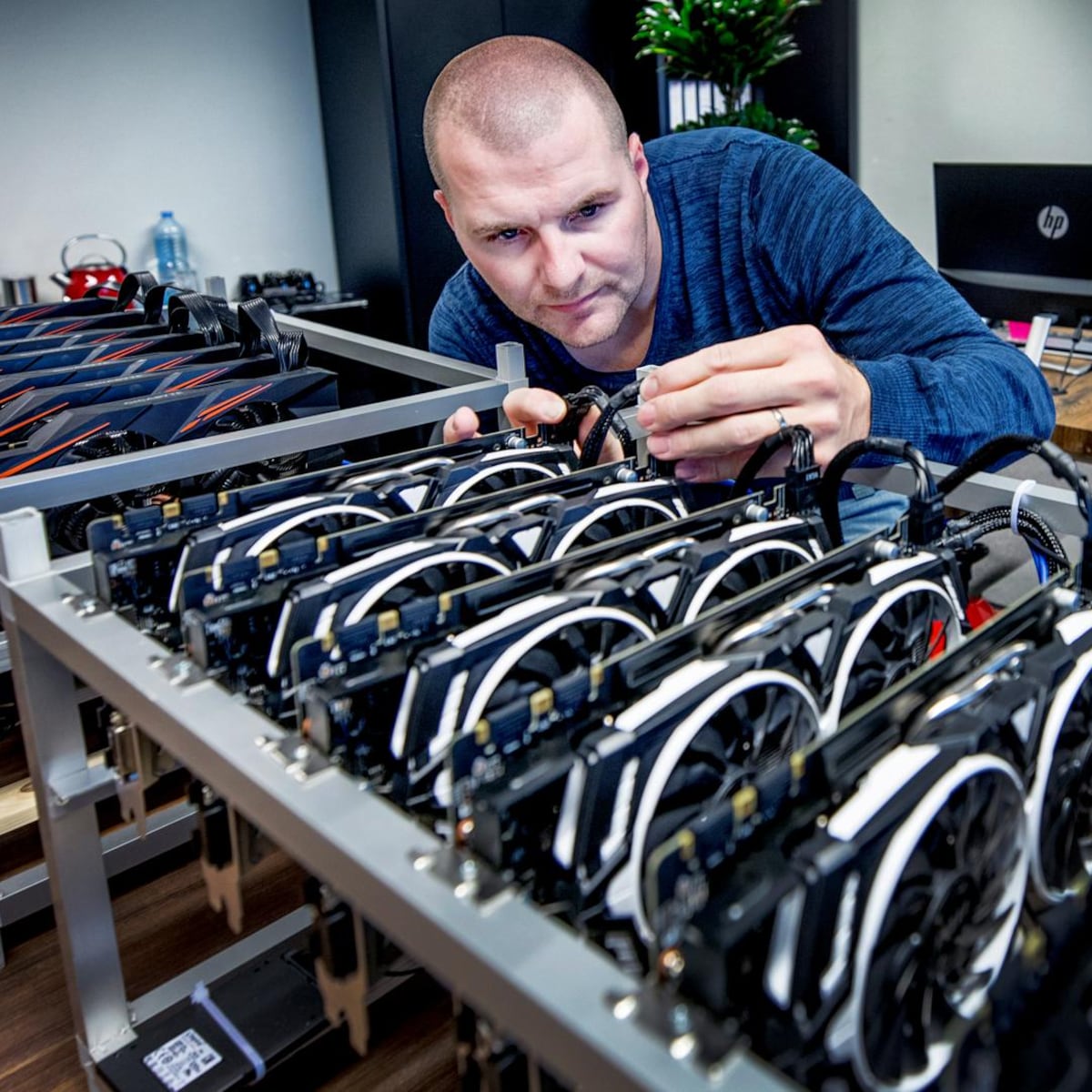 Een bitcoin is nu 10.000 dollar waard. Berry van Mourik ontdekte hoe je  bitcoins zelf kunt maken | de Volkskrant