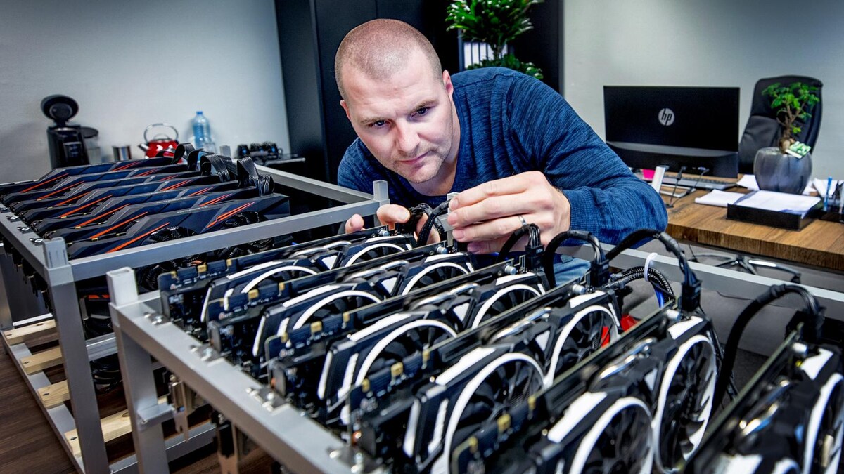 Een bitcoin is nu 10.000 dollar waard. Berry van Mourik ontdekte hoe je  bitcoins zelf kunt maken | de Volkskrant