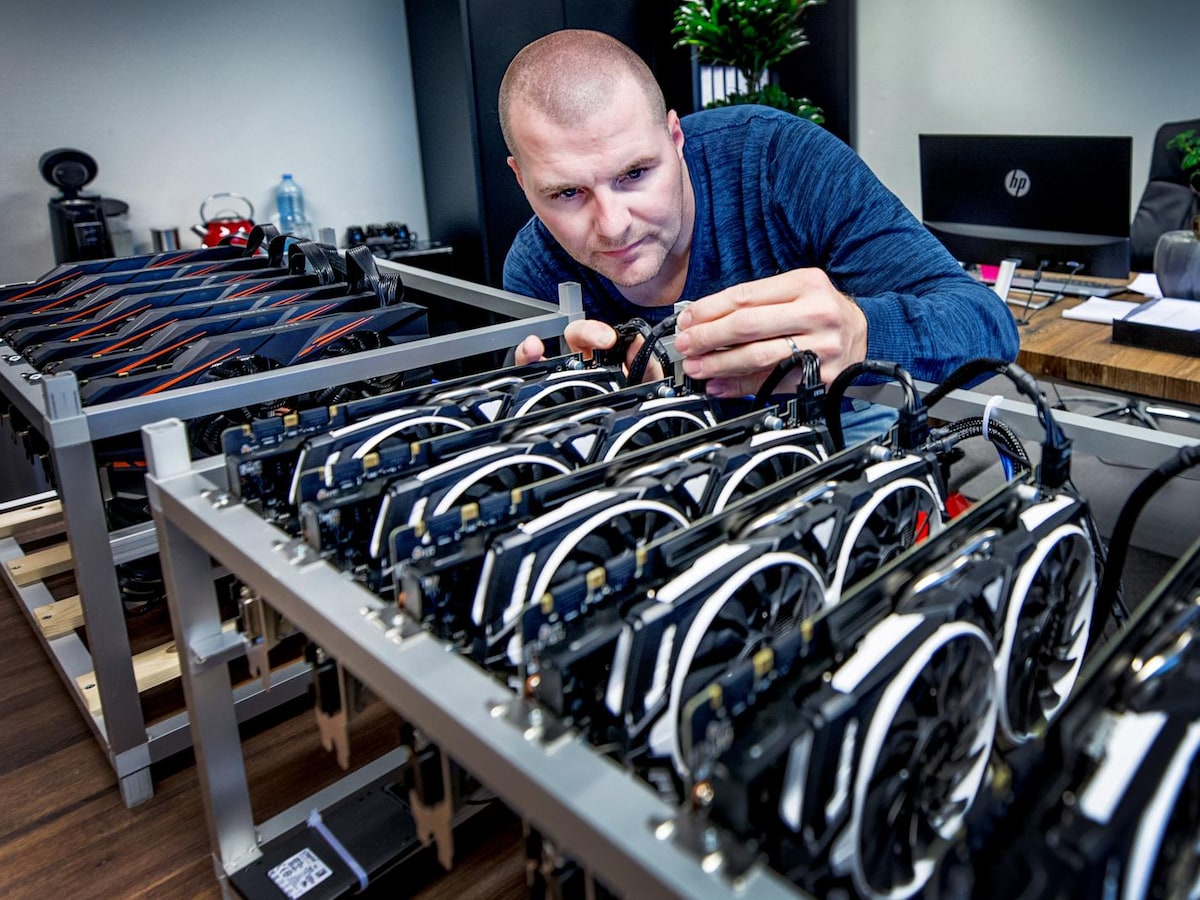 Een bitcoin is nu 10.000 dollar waard. Berry van Mourik ontdekte hoe je  bitcoins zelf kunt maken | de Volkskrant