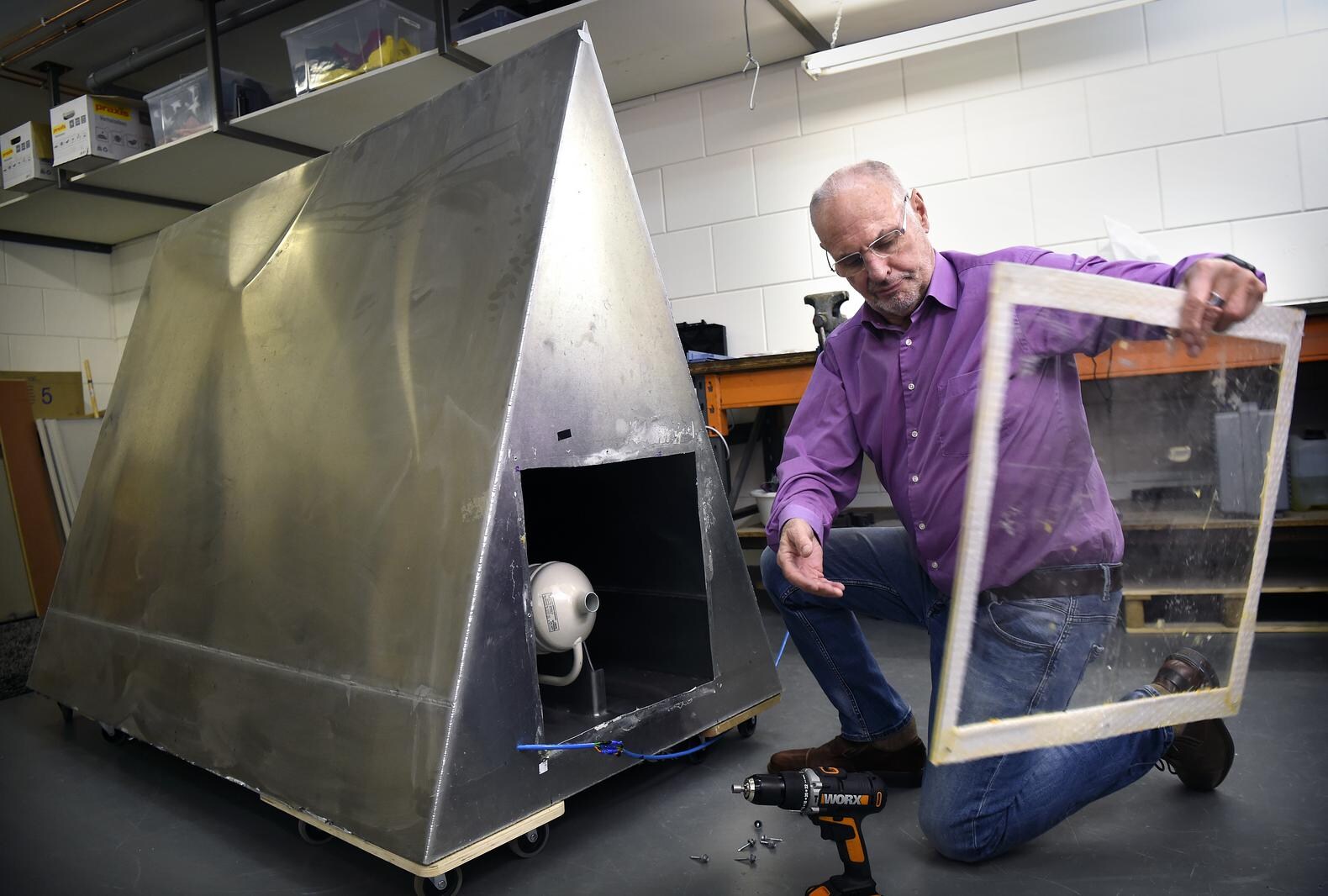 Philip Nitschke aan het werk