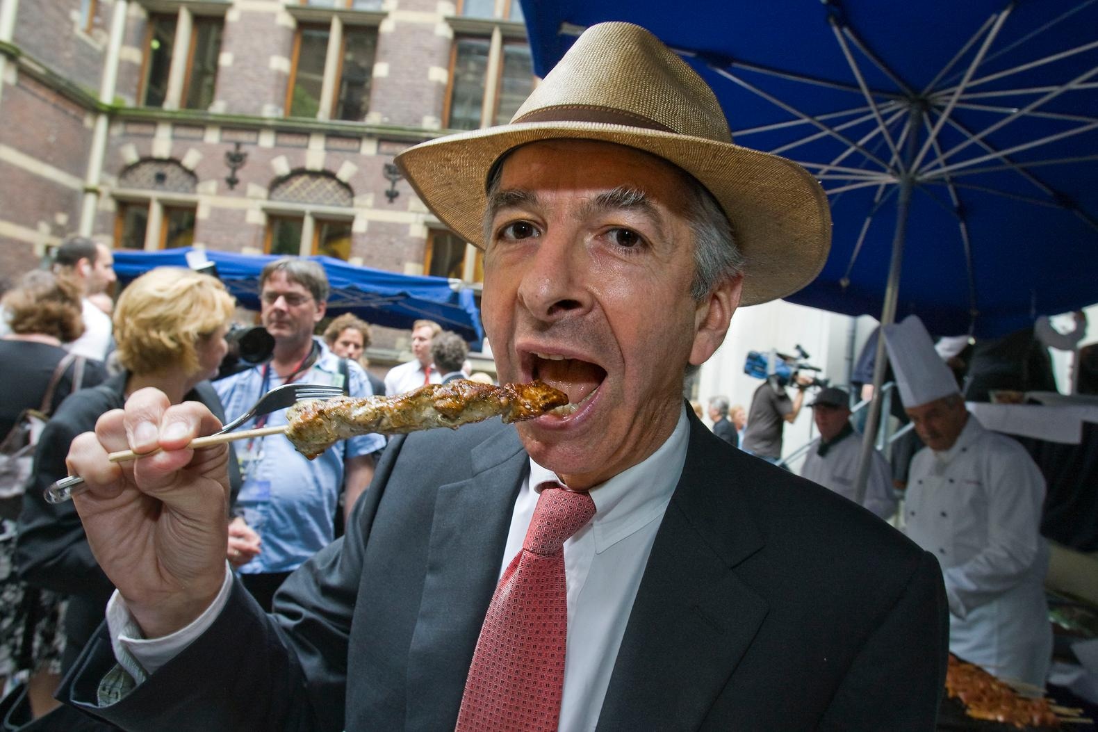 oud-minister-ronald-plasterk-met-iconische-hoed-geniet-van