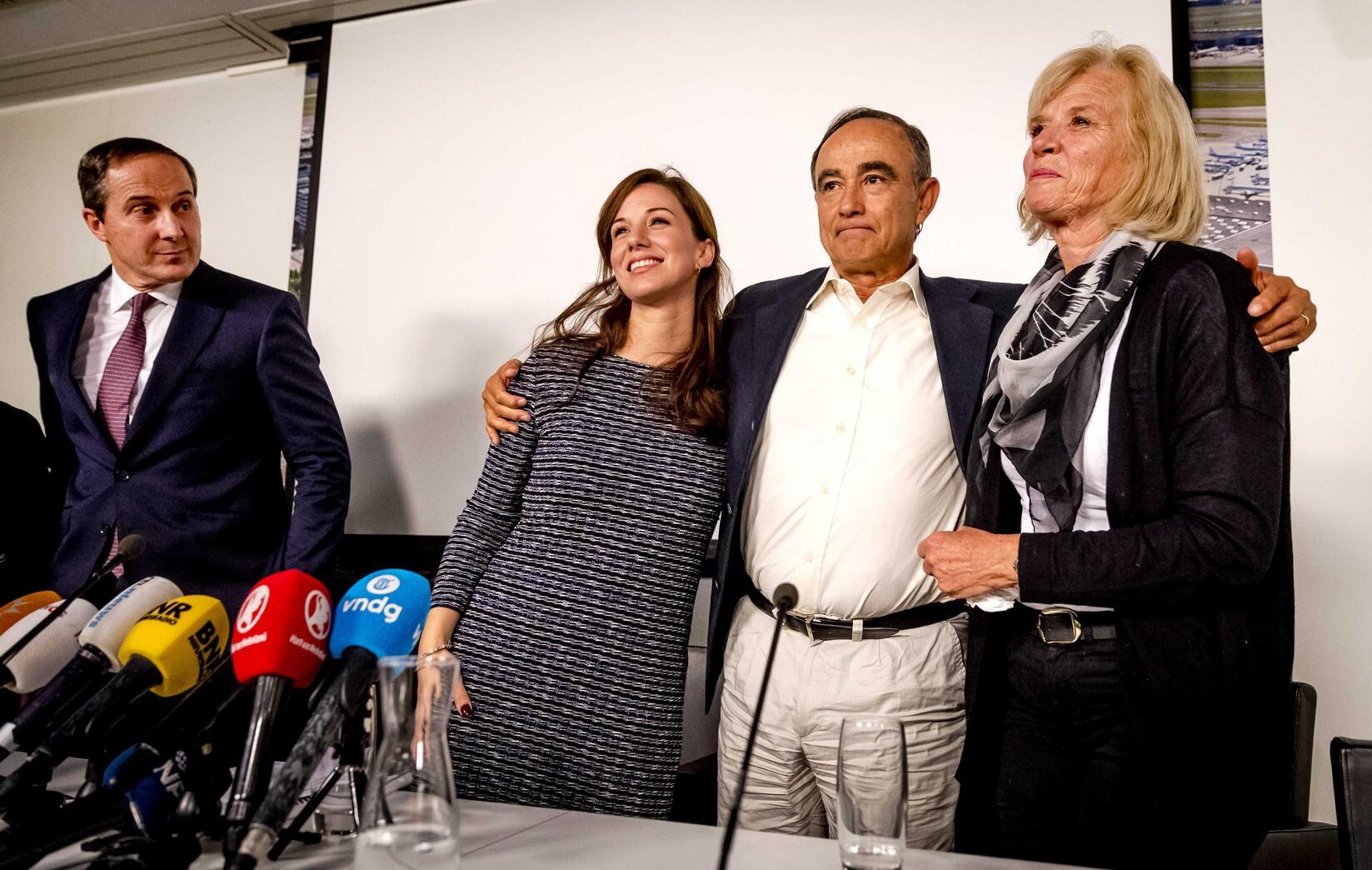 Poch tijdens de persconferentie nadat hij is teruggekeerd in Nederland. Links zijn advocaat Knoops.