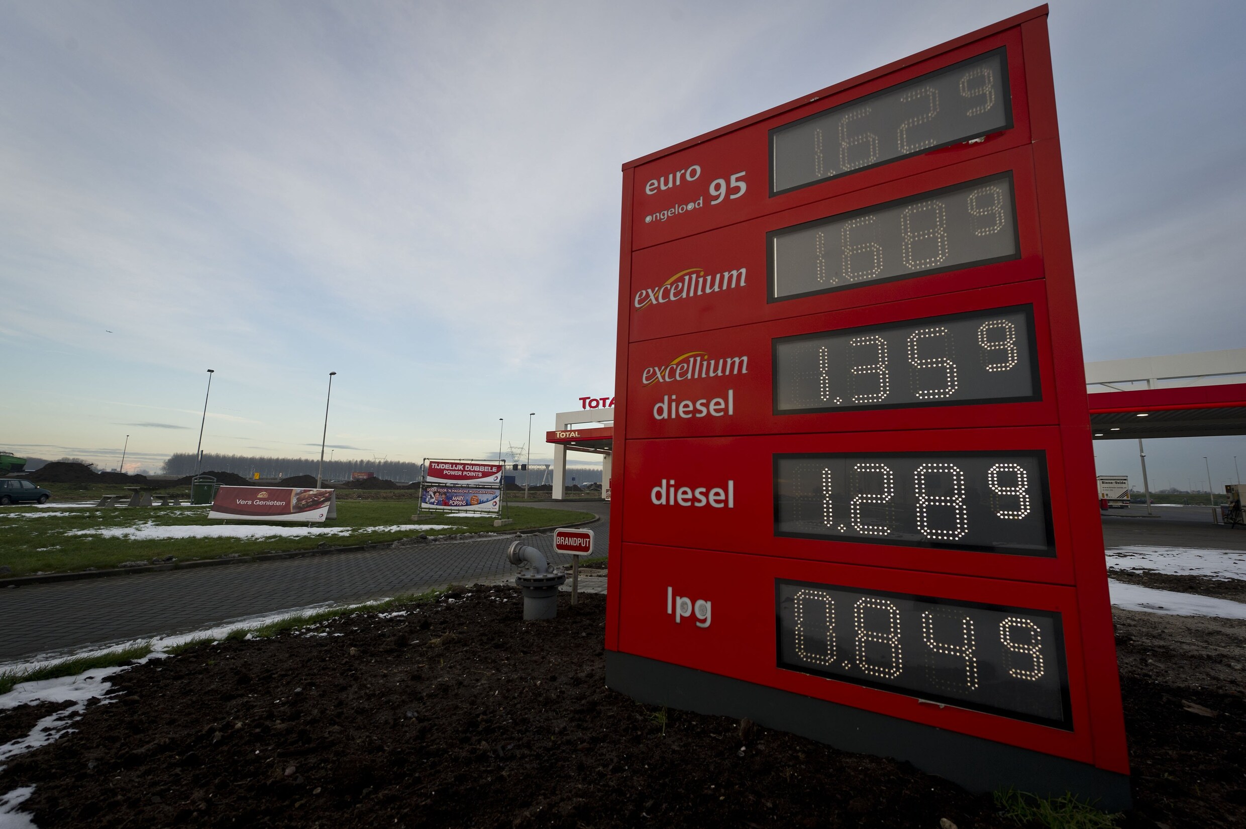 Verhagen laat benzineprijs onderzoeken