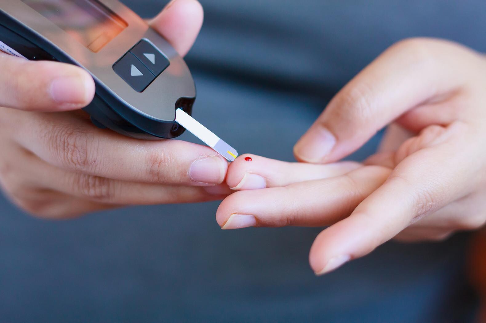 Dankzij 'slimme' contactlens hoeven diabetespatiënten straks mogelijk minder vaak bloed te prikken
