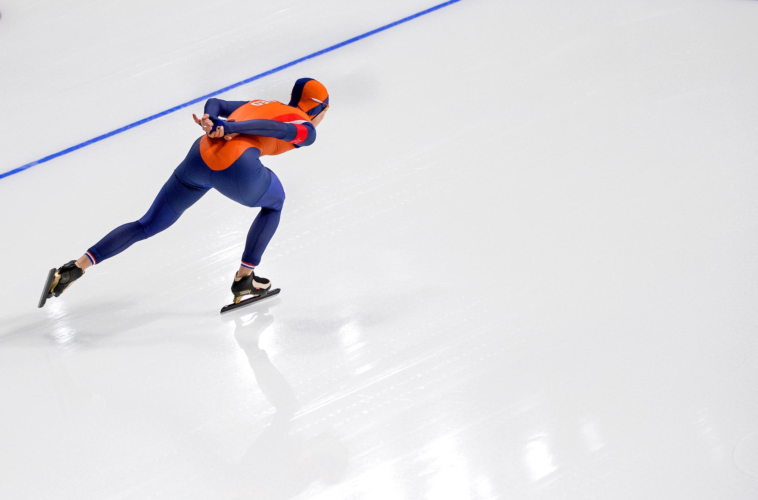 Met twee armen op je rug de 1.500 schaatsen: het is sneller, maar niet ...