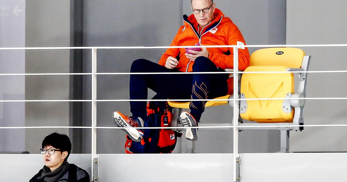 Schaatstrainer Geert Kuiper observeert zijn schaatsers zoals hij zijn koeien bekijkt