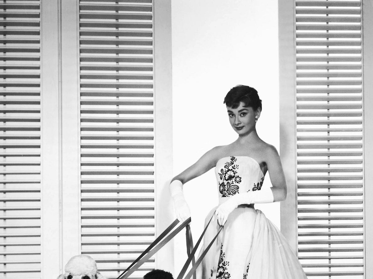 Hubert de Givenchy (1927 - 2018): hofleverancier van Audrey Hepburn en  Jackie Kennedy, de it-girls van de jaren vijftig | de Volkskrant