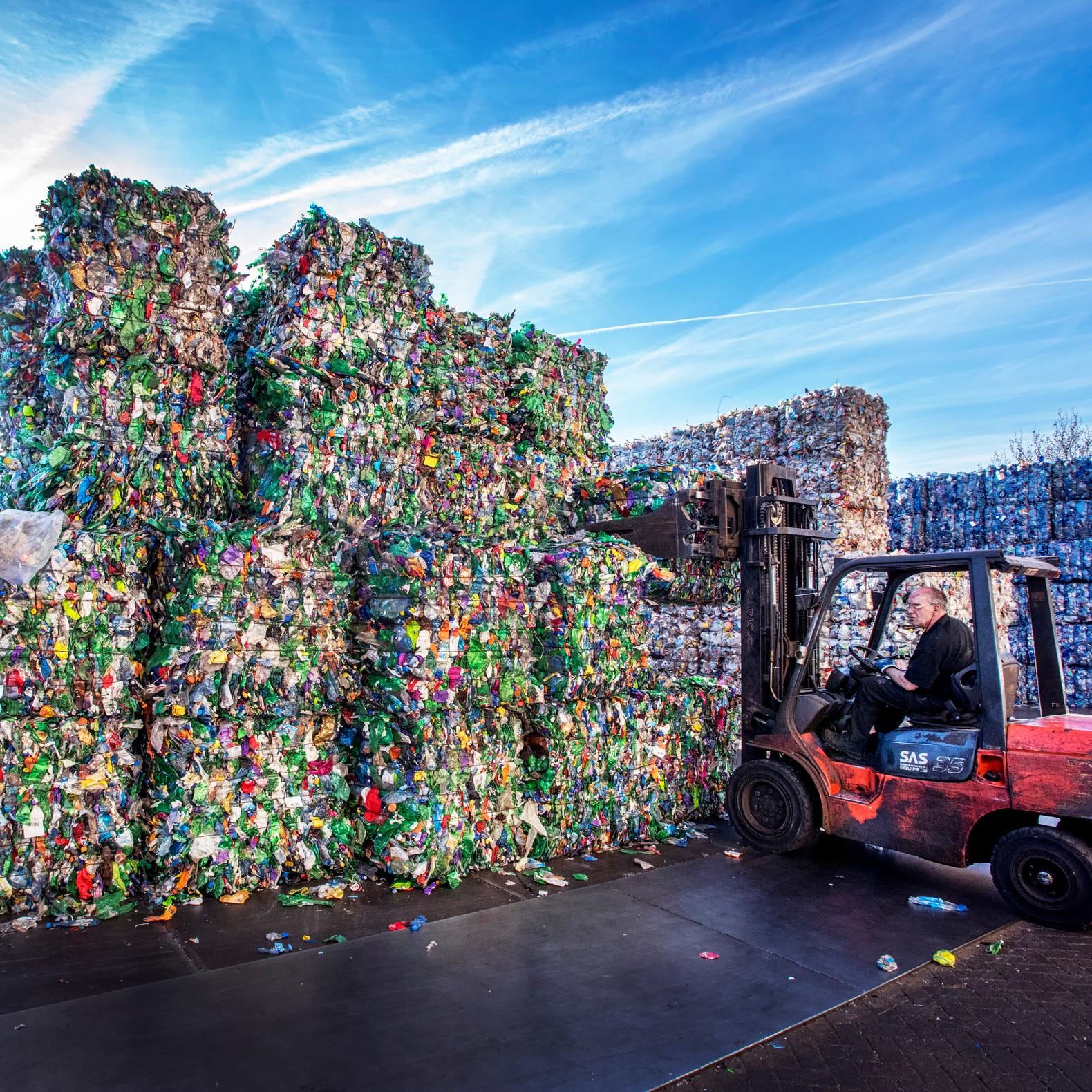 Kabinetsvoorstel Om Het Aantal Plastic Flessen In Zwerfafval Te