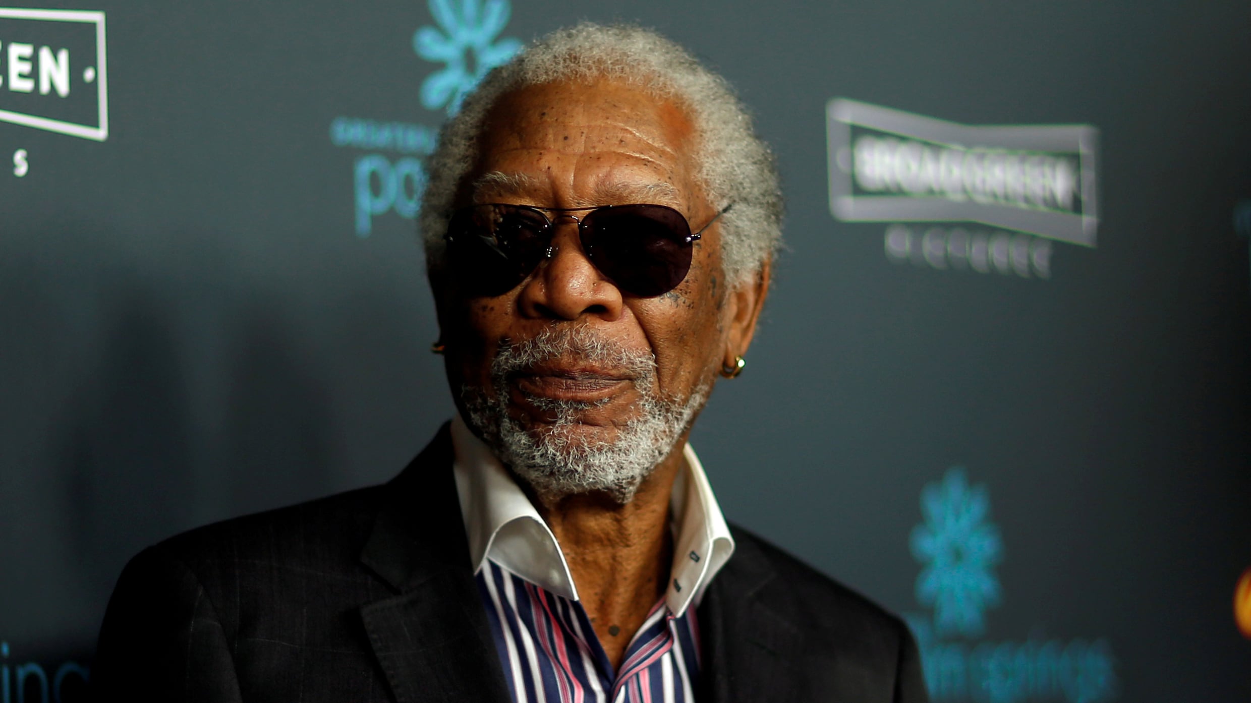Morgan Freeman beschuldigd van ongewenste intimiteiten; Bavaria  'geschrokken van beschuldigingen' | de Volkskrant