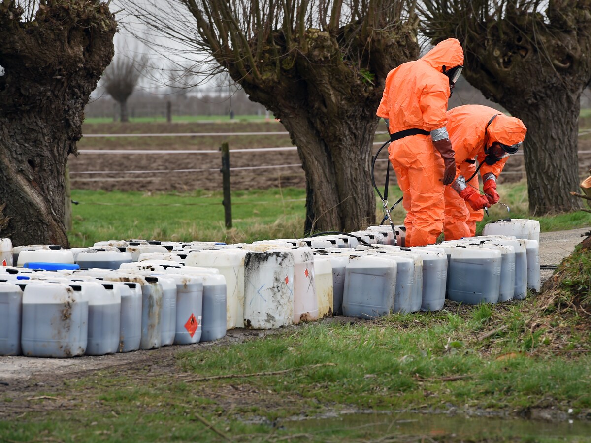 Onschuldige grondeigenaren draaien op voor torenhoge kosten drugsdumpingen  | de Volkskrant