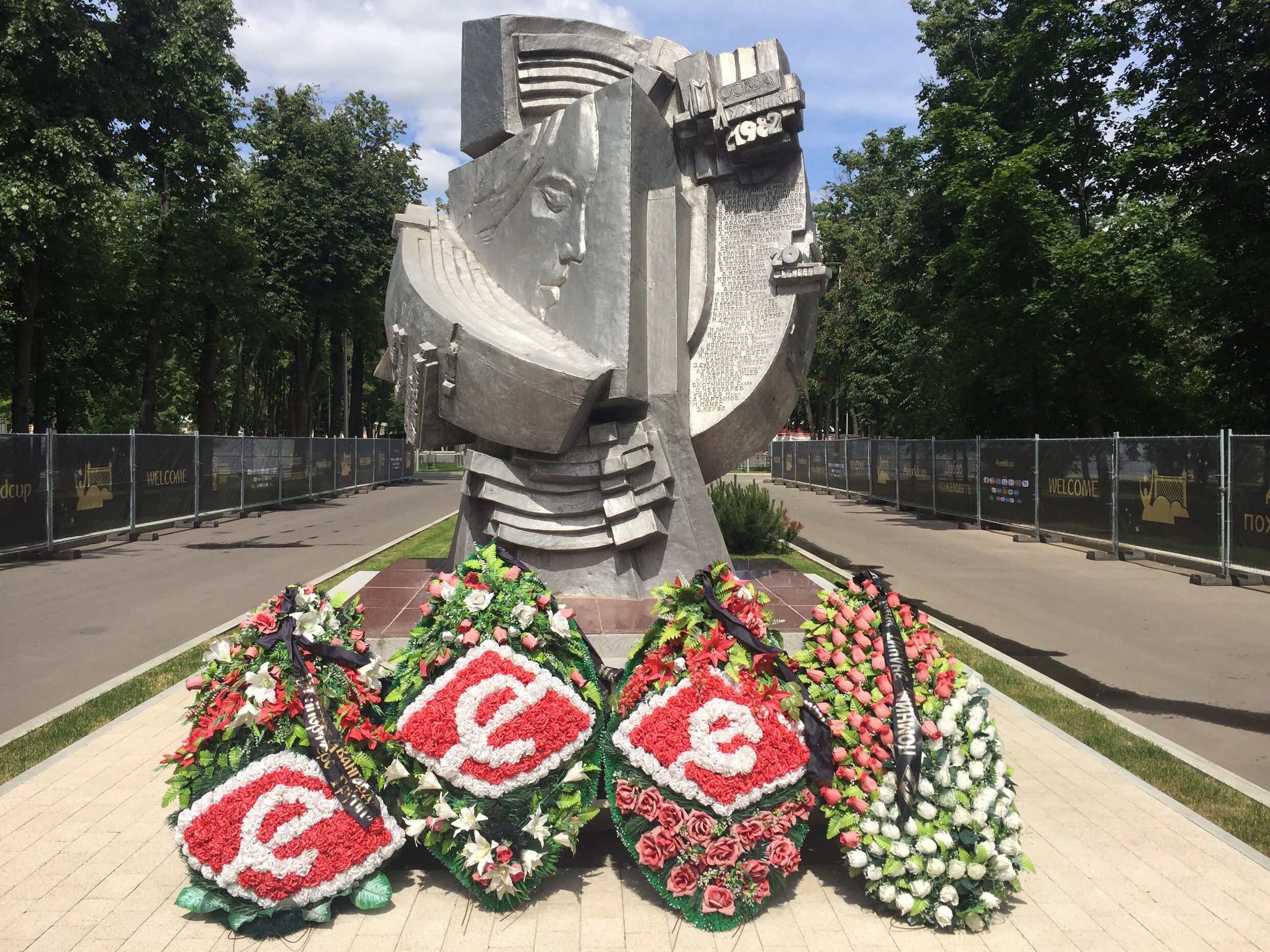 Willem Vissers Bezoekt Het Monument Voor De Slachtoffers Die Vielen ...