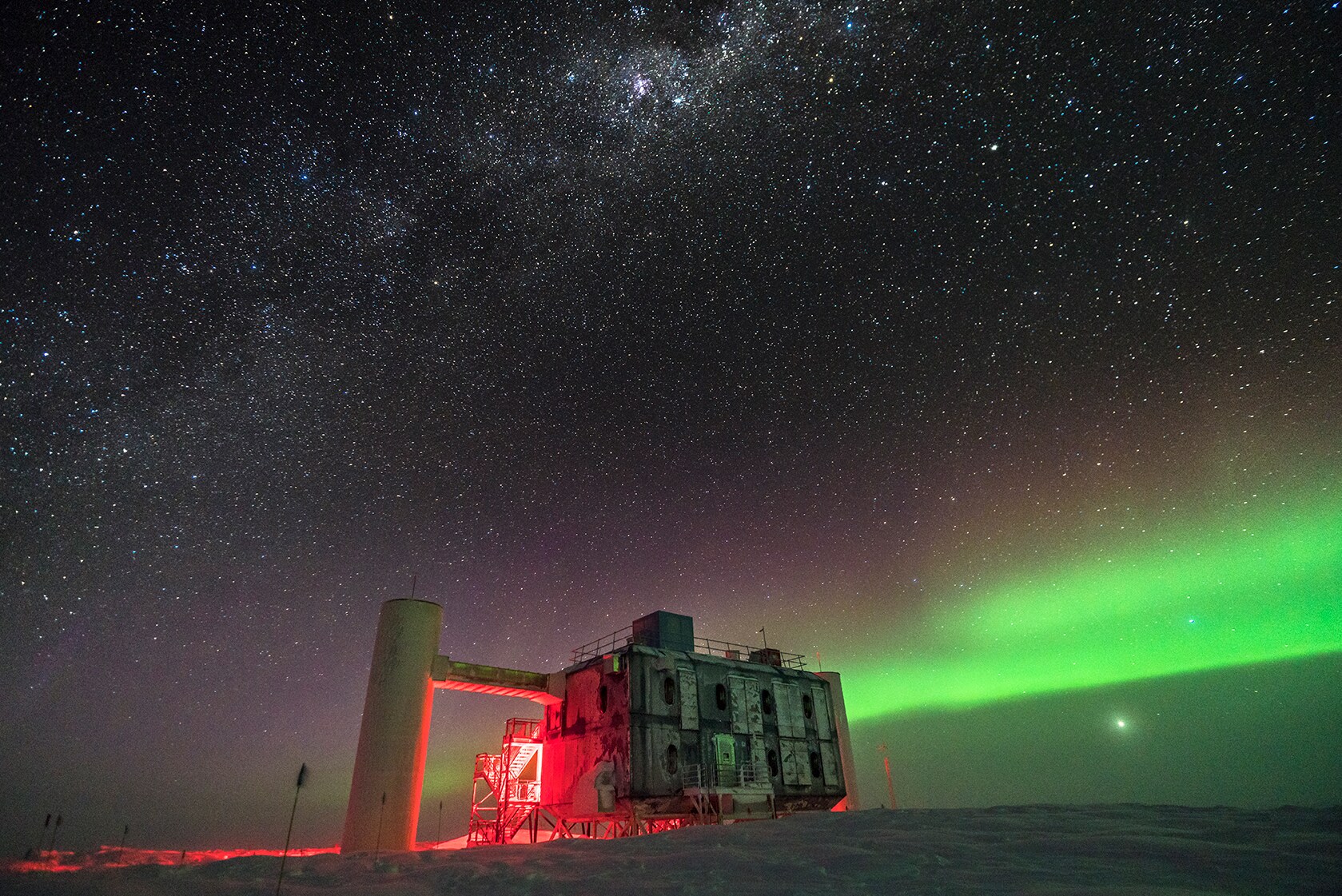 De IceCube-detector op Antarctica betrapt met sensoren diep onder het ijs ‘spookdeeltjes’, kosmische neutrino’s.