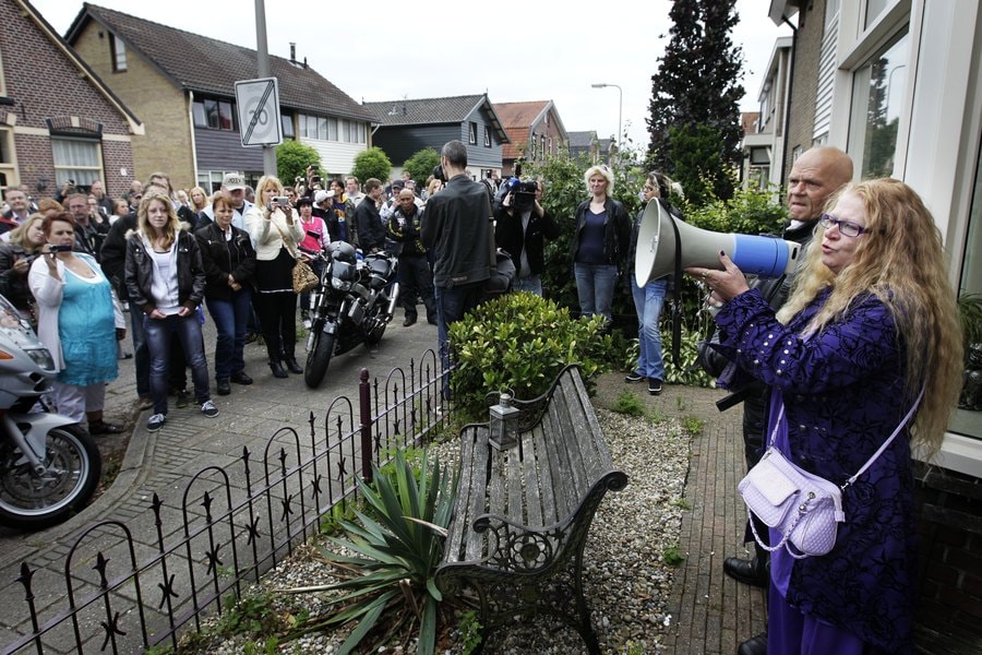 Jos Aalders (L) van Partij Rechten Kind en een slachtoffer van pedofilie hebben het woord voor het huis van een bestuurslid van pedovereniging Martijn tijdens de protestmars van Partij Rechten Kind in Hengelo.