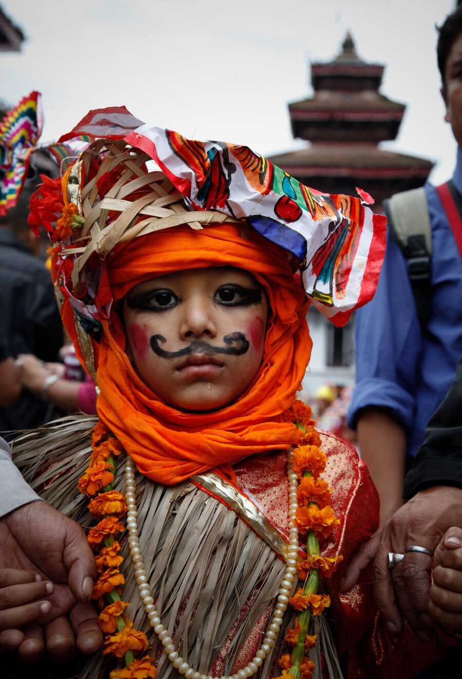 Pesta di Nepal: ‘Jika Anda tidak punya sapi, Anda juga bisa mendandani anak laki-laki seperti sapi’