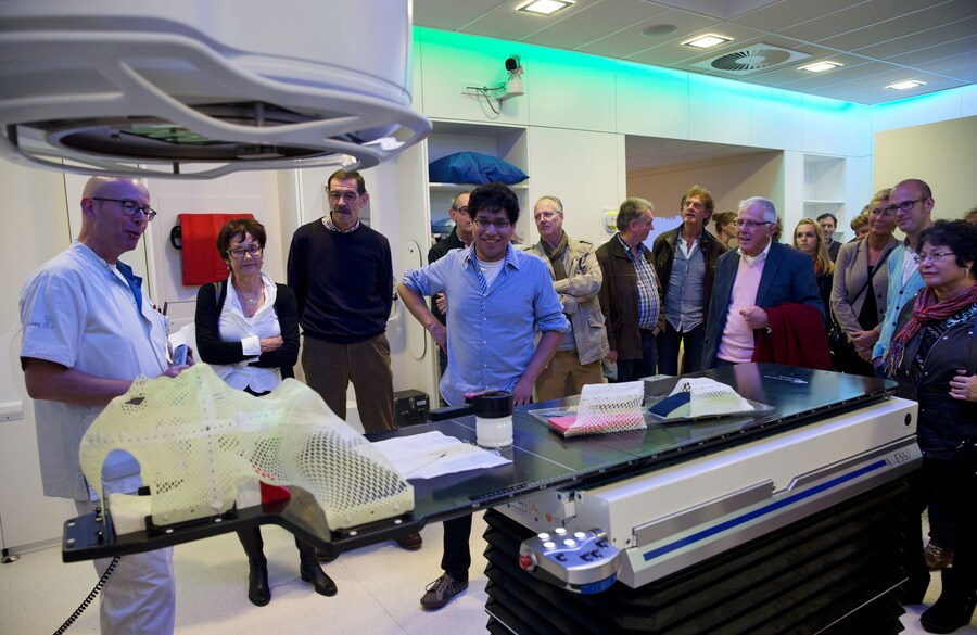 Bezoekers in het Antoni van Leeuwenhoek krijgen uitleg van medisch personeel. Het ziekenhuis is gespecialiseerd in kankerbestrijding.