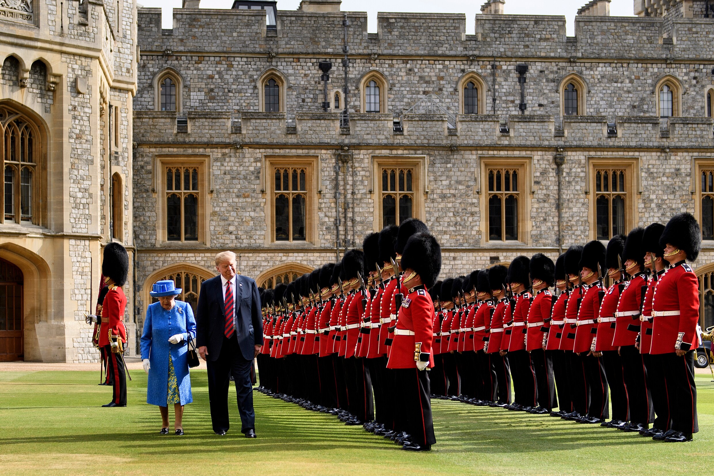 President Trump inspecteert samen met koningin Elisabeth de koninklijke garde