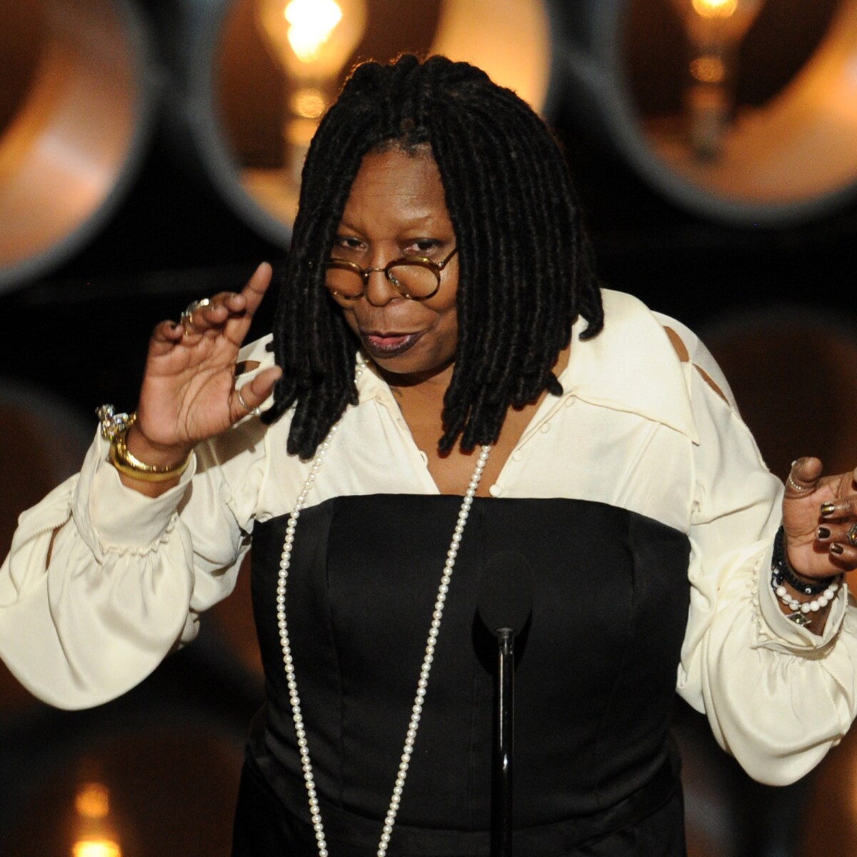 Cultuurblog - Whoopi Goldberg en Pharrell Williams delen Oscars uit | de  Volkskrant