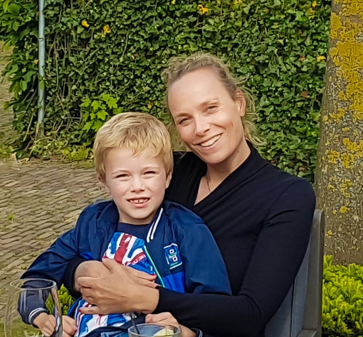 Linda Olthof en haar zoon.