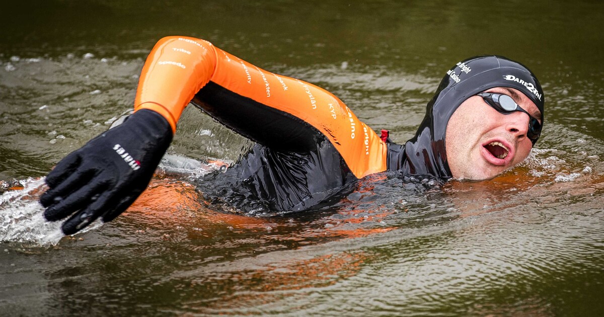 Zieke Maarten van der Weijden staakt zijn extreme zwemtocht langs de elf Friese steden