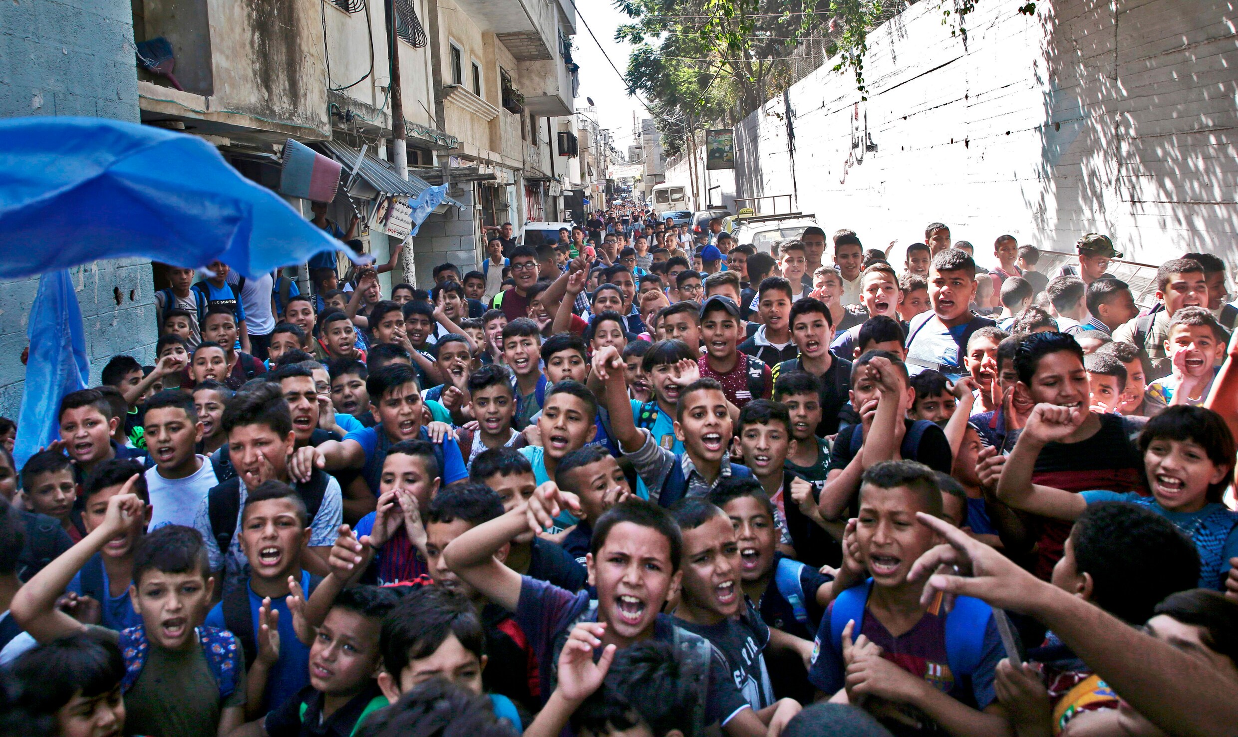 Palestijnse scholieren protesteren bij hun school, die wordt gefinancierd door UNRWA, tegen stopzetting van financiële steun uit de VS.