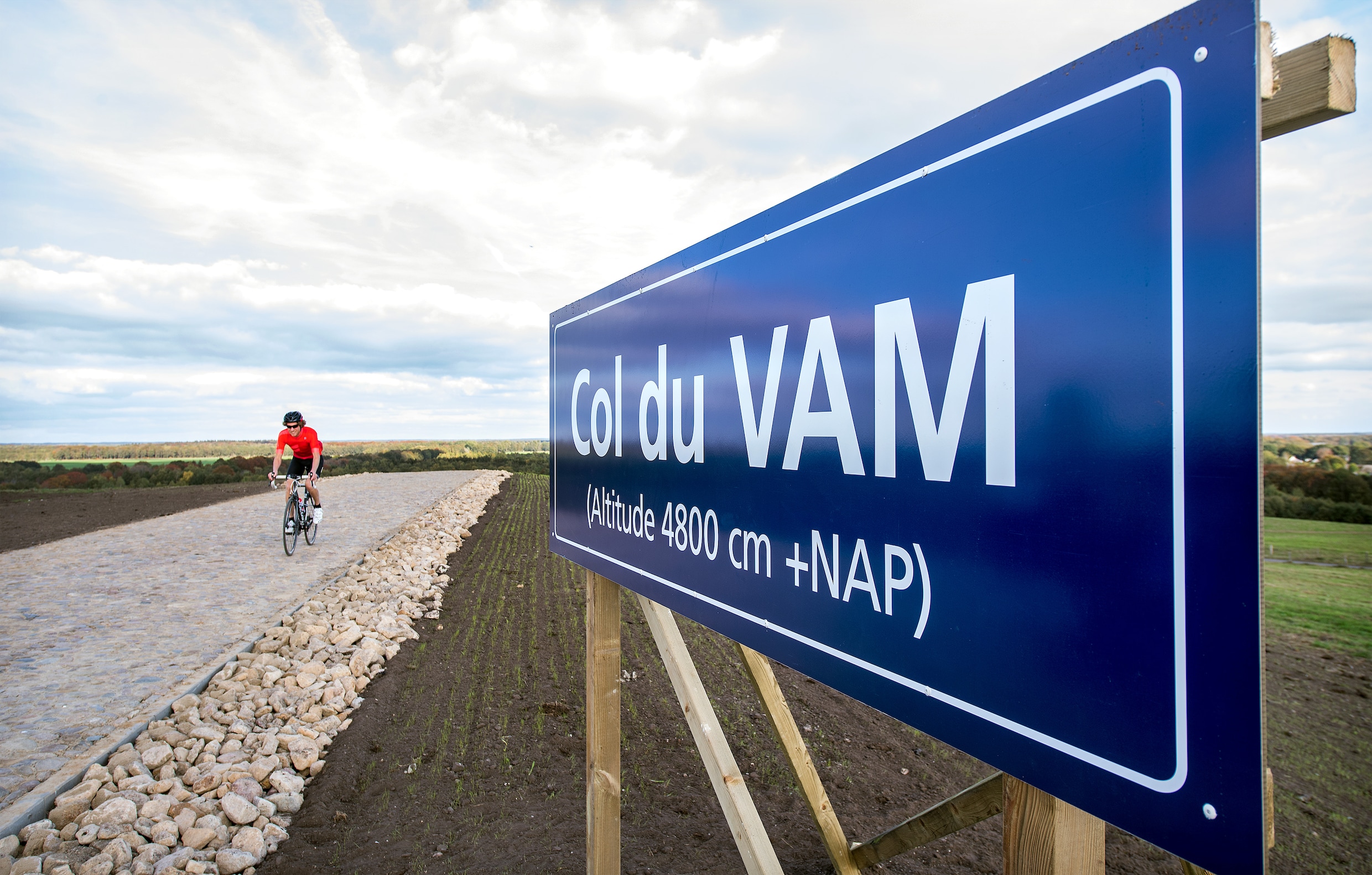De berg komt naar Drenthe: 2,1 kilometer asfalt tovert VAM-berg om tot wielerdroom