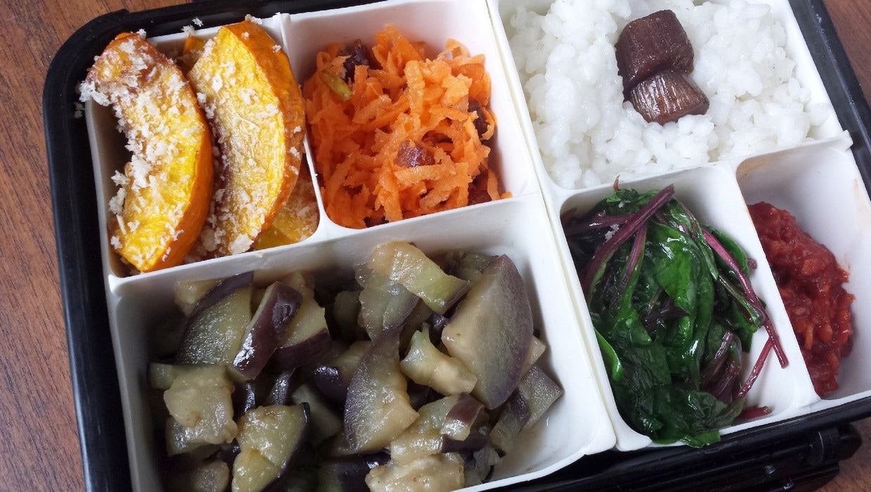Japanse lunchbox met pompoen en aubergine