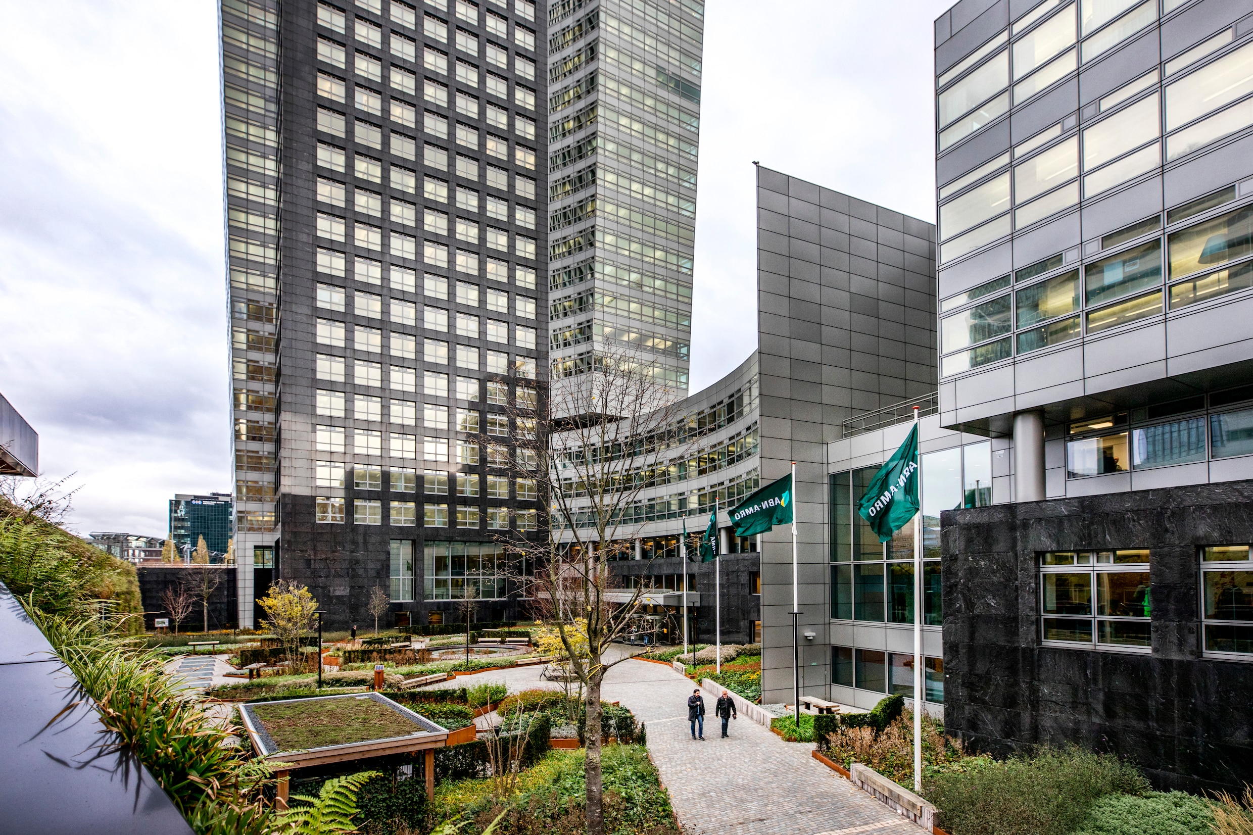 ABN Amro neemt afscheid van 16 bankmedewerkers die onderling miljoenen  verdeelden | de Volkskrant