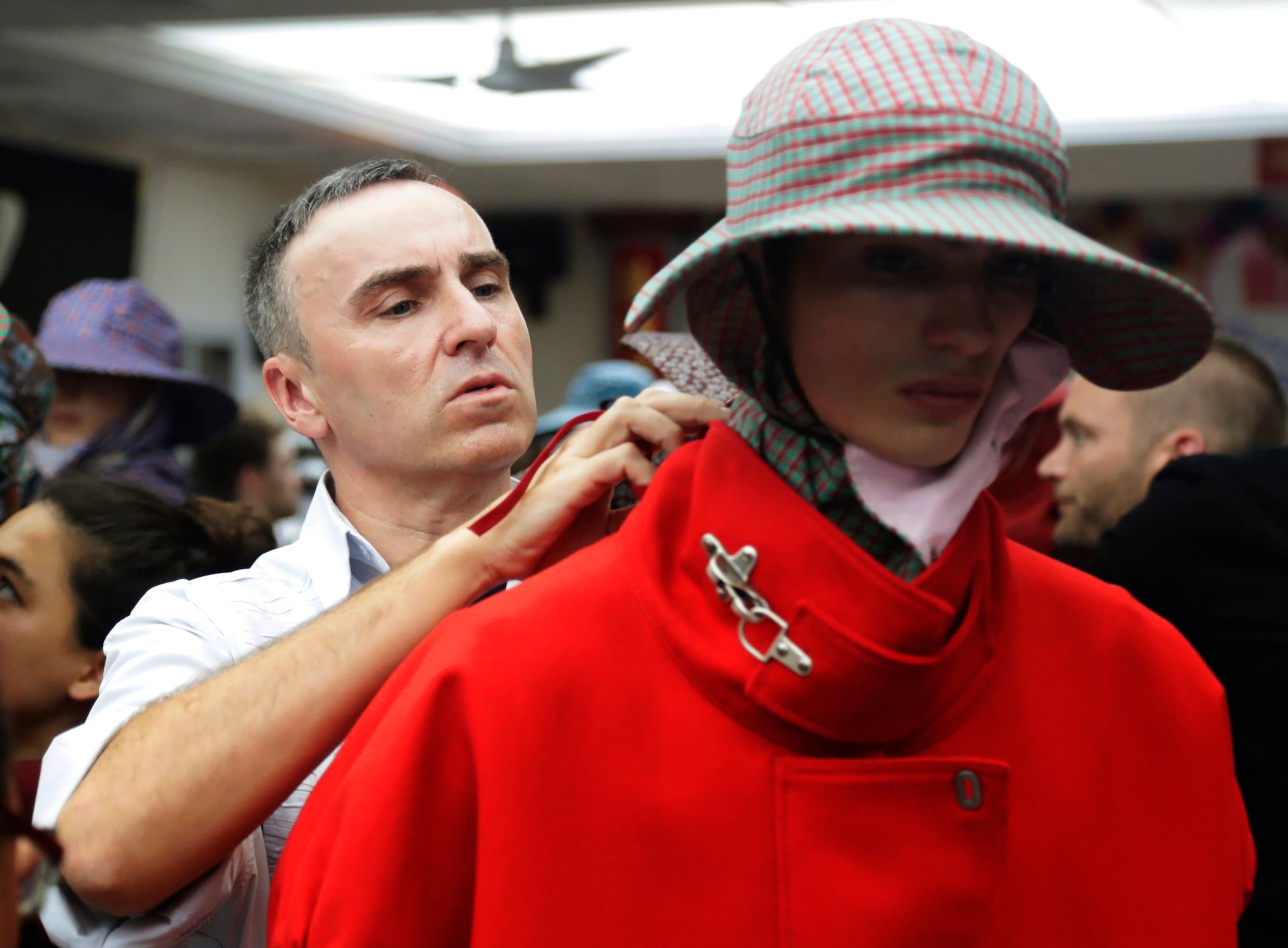Modeontwerper Raf Simons doet een paar laatste aanpassingen voor zijn show tijdens Fashion Week in New York.