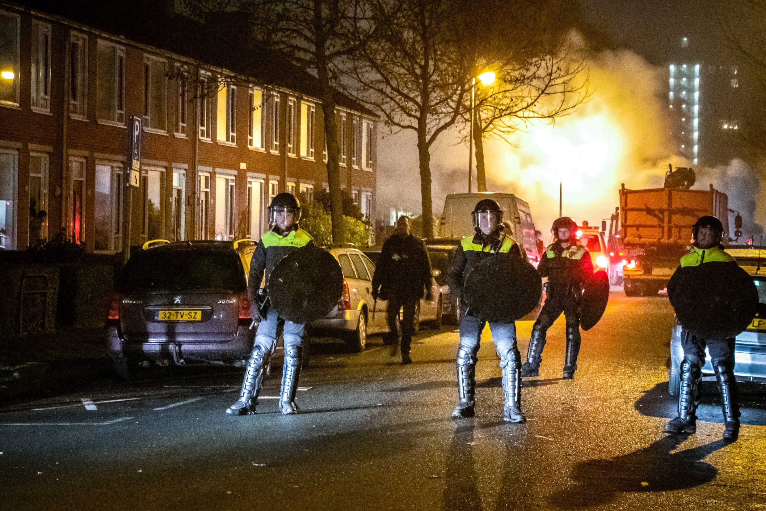 Rutte neemt het op voor hulpdiensten, na weer een onrustige nacht | de