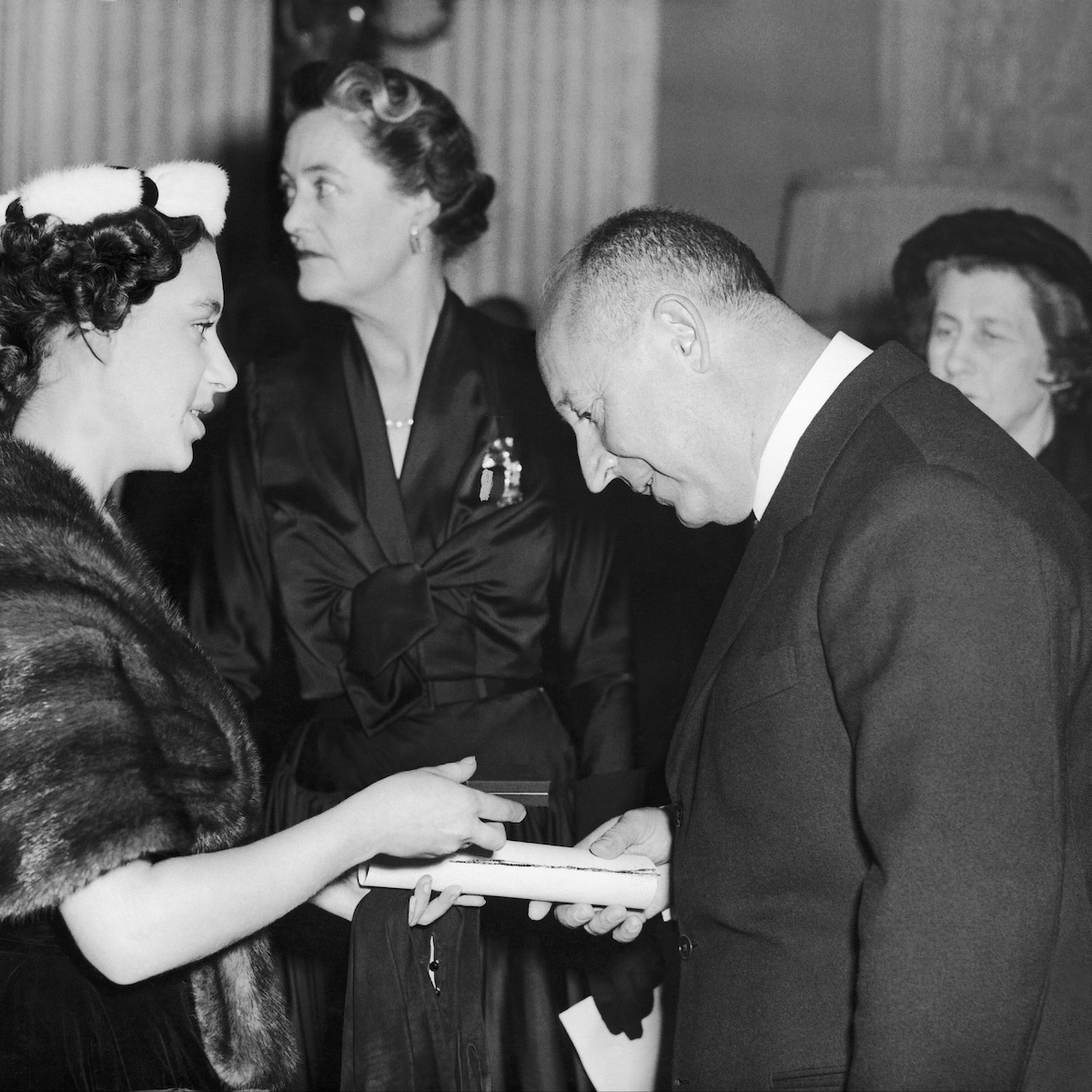 Christian Dior in het V A ruim baan voor dromen en buitenaardse perfectie de Volkskrant