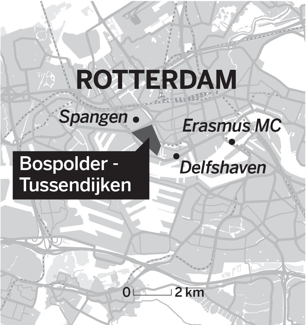 Koning Willem-Alexander pleegt onaangekondigd bezoekje aan het Rotterdamse Bospolder-Tussendijken: ‘O wat leuk, het was hier zo’n griebeszooi!’