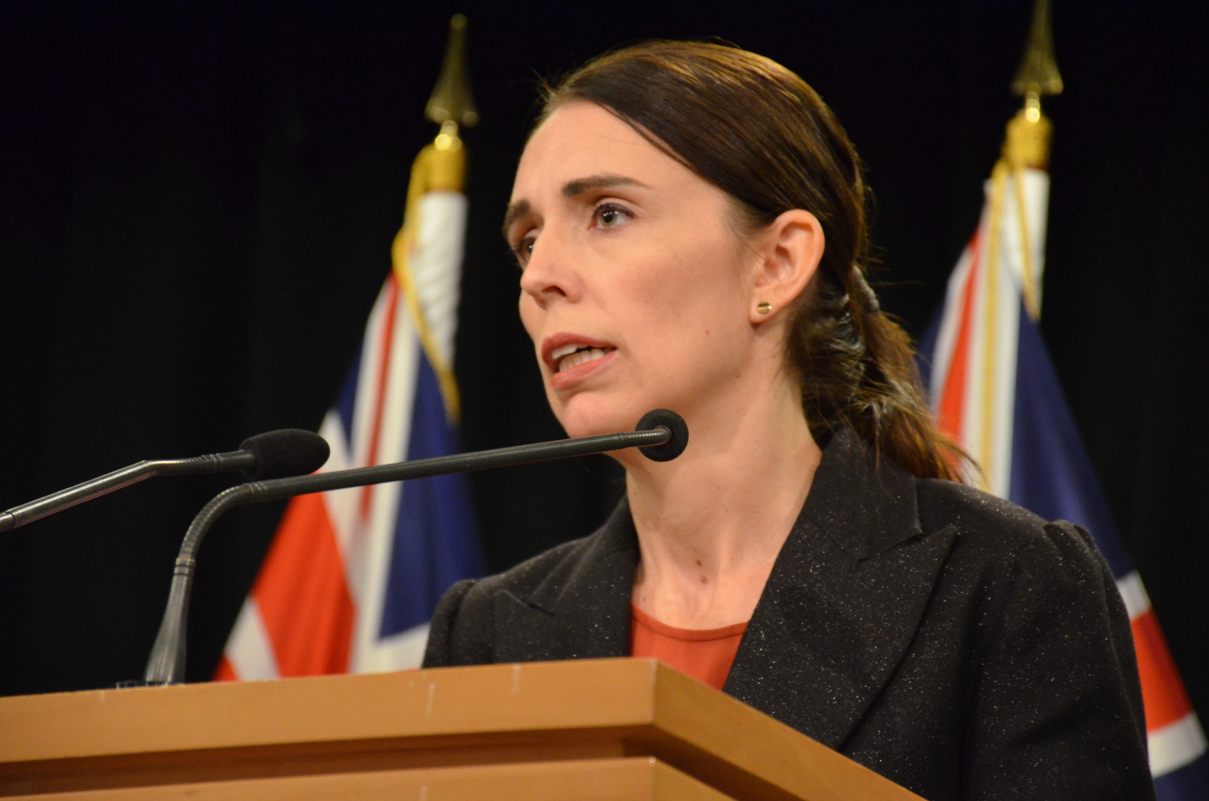 Penembak Selandia Baru diadili;  memiliki izin senjata api;  Perdana Menteri mengumumkan perubahan undang-undang senjata
