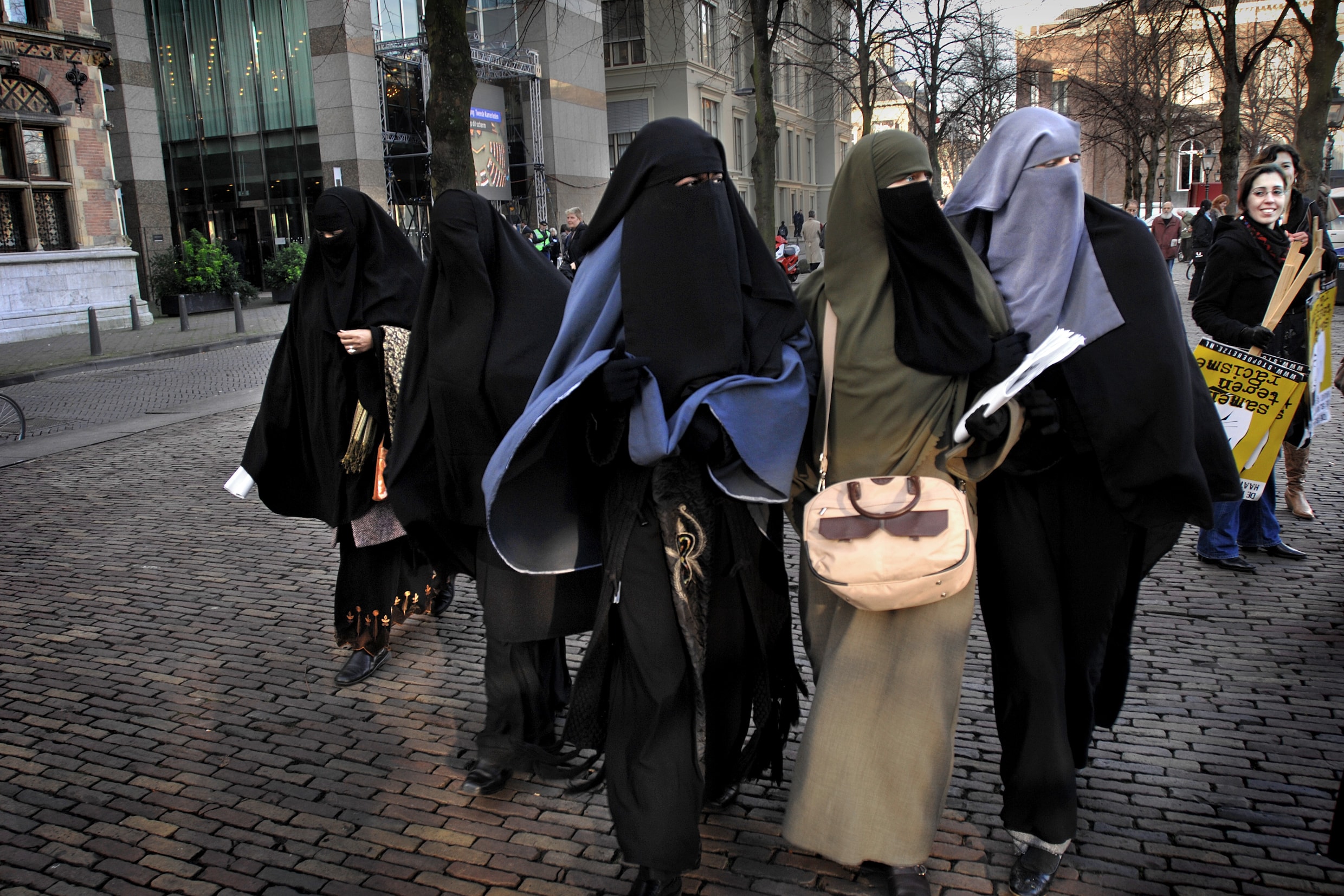 2006-demonstratie-tegen-het-boerkaverbod-bij-de-tweede-kamer